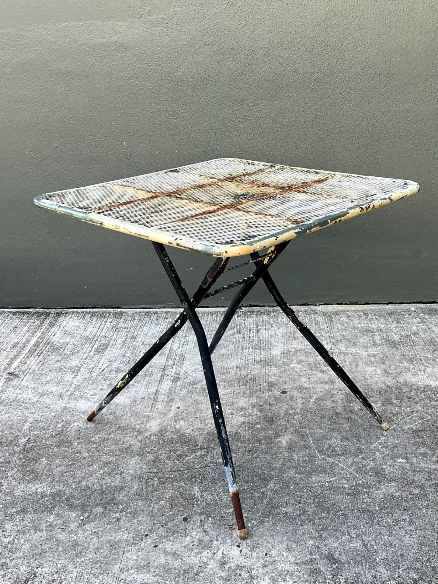 Vintage MCM Hoop Folding Wrought Iron Table And Chairs — additional photo 5