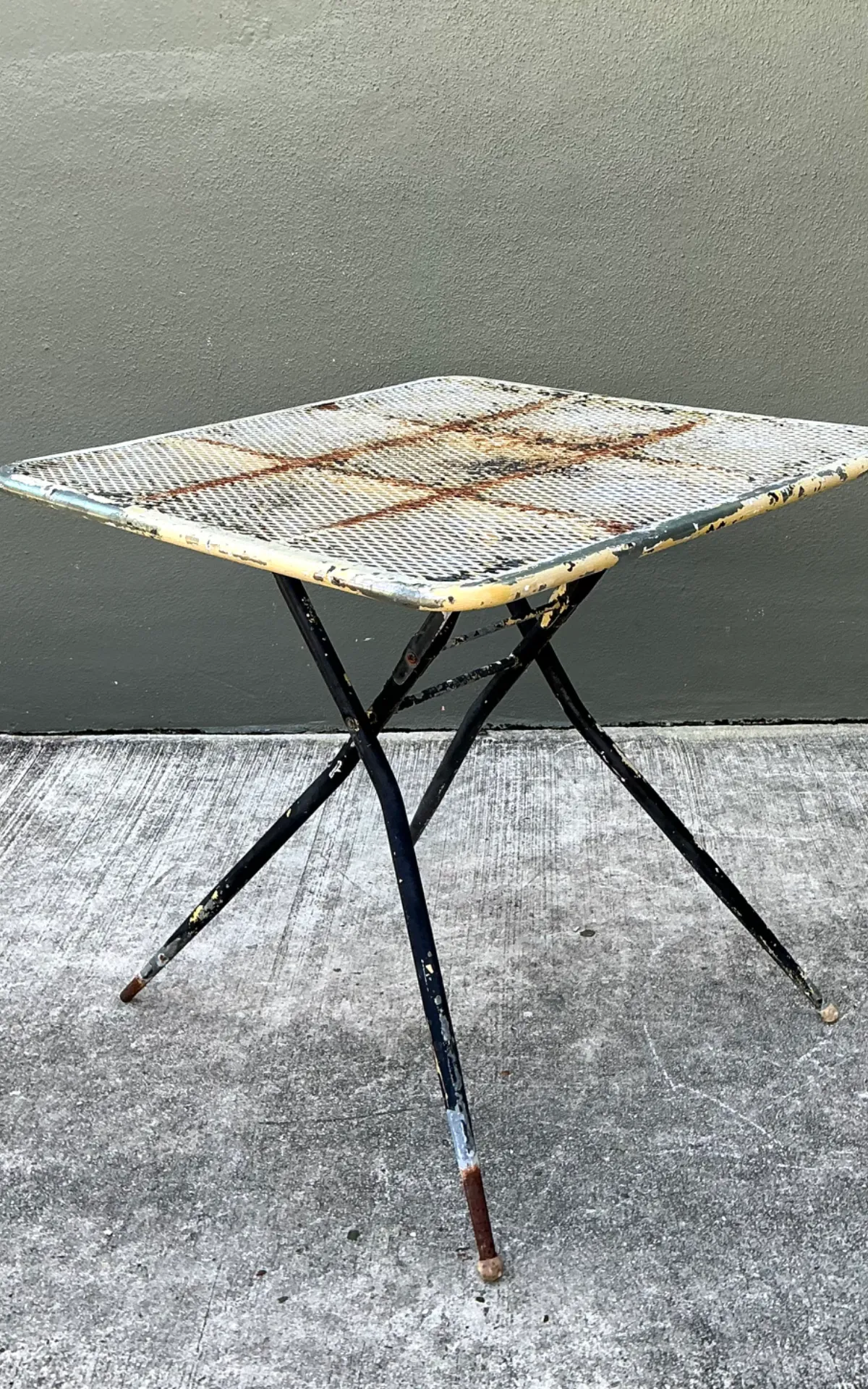Vintage MCM Hoop Folding Wrought Iron Table And Chairs — additional photo 5