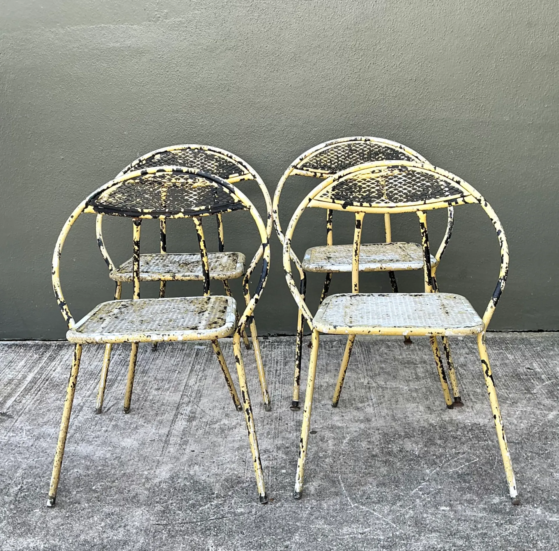 Vintage MCM Hoop Folding Wrought Iron Table And Chairs — additional photo 3