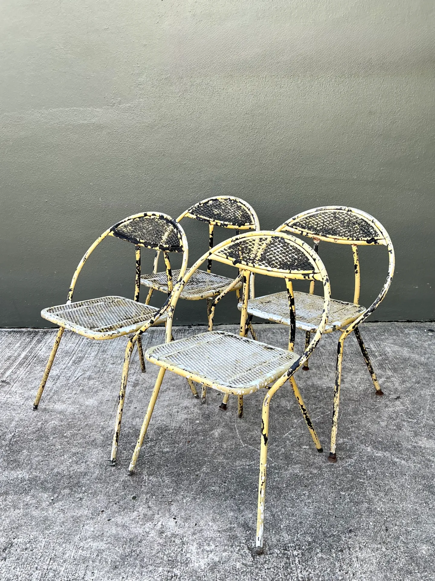 Vintage MCM Hoop Folding Wrought Iron Table And Chairs — additional photo 4