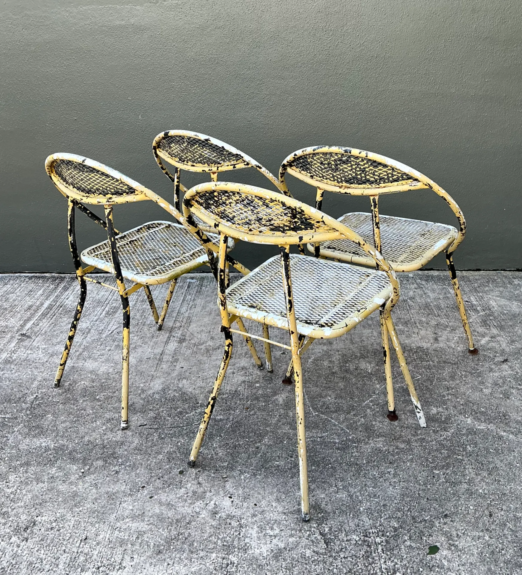 Vintage MCM Hoop Folding Wrought Iron Table And Chairs — additional photo 2