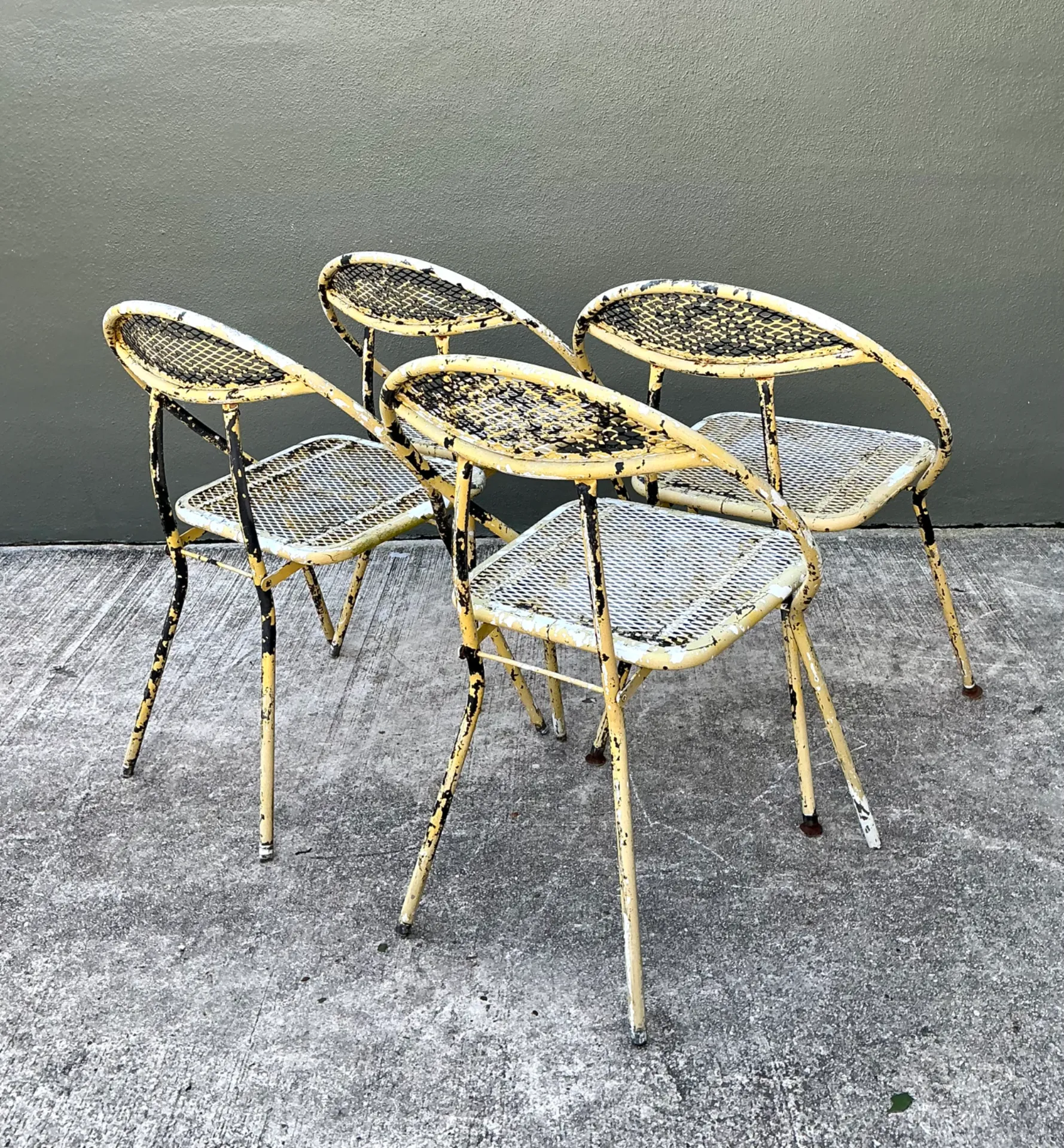 Vintage MCM Hoop Folding Wrought Iron Table And Chairs — additional photo 6