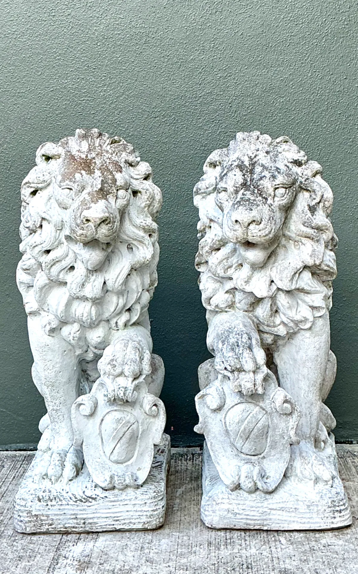 Vintage Italian Cast Cement Lion Statues - A Pair — additional photo 1