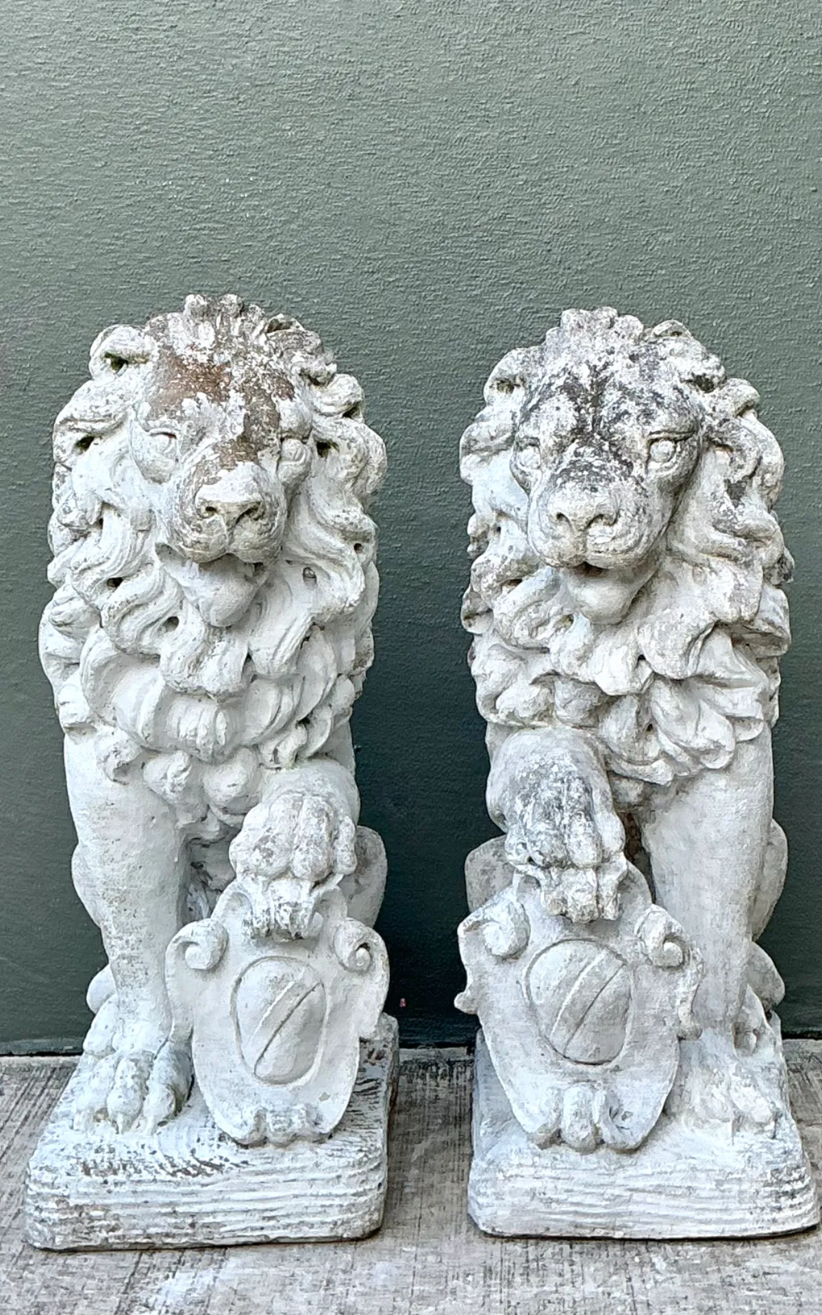 Vintage Italian Cast Cement Lion Statues - A Pair — additional photo 7