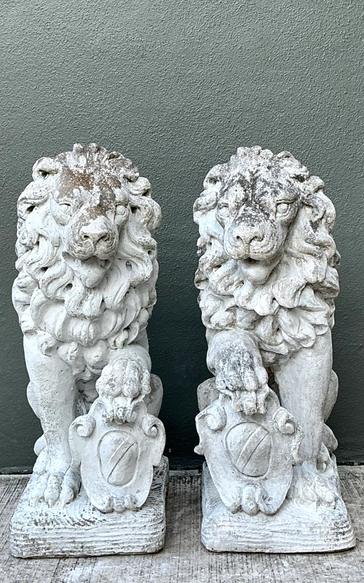 Vintage Italian Cast Cement Lion Statues - A Pair — additional photo 5