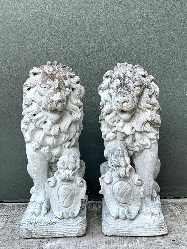 Vintage Italian Cast Cement Lion Statues - A Pair — additional photo 5