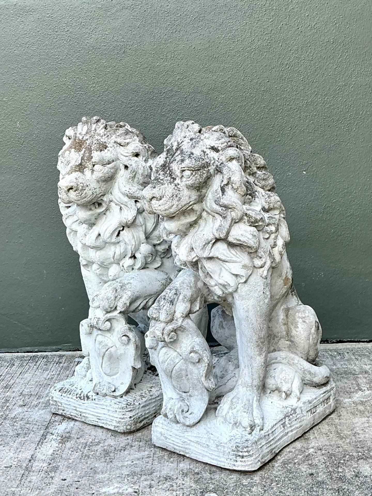 Vintage Italian Cast Cement Lion Statues - A Pair — additional photo 3