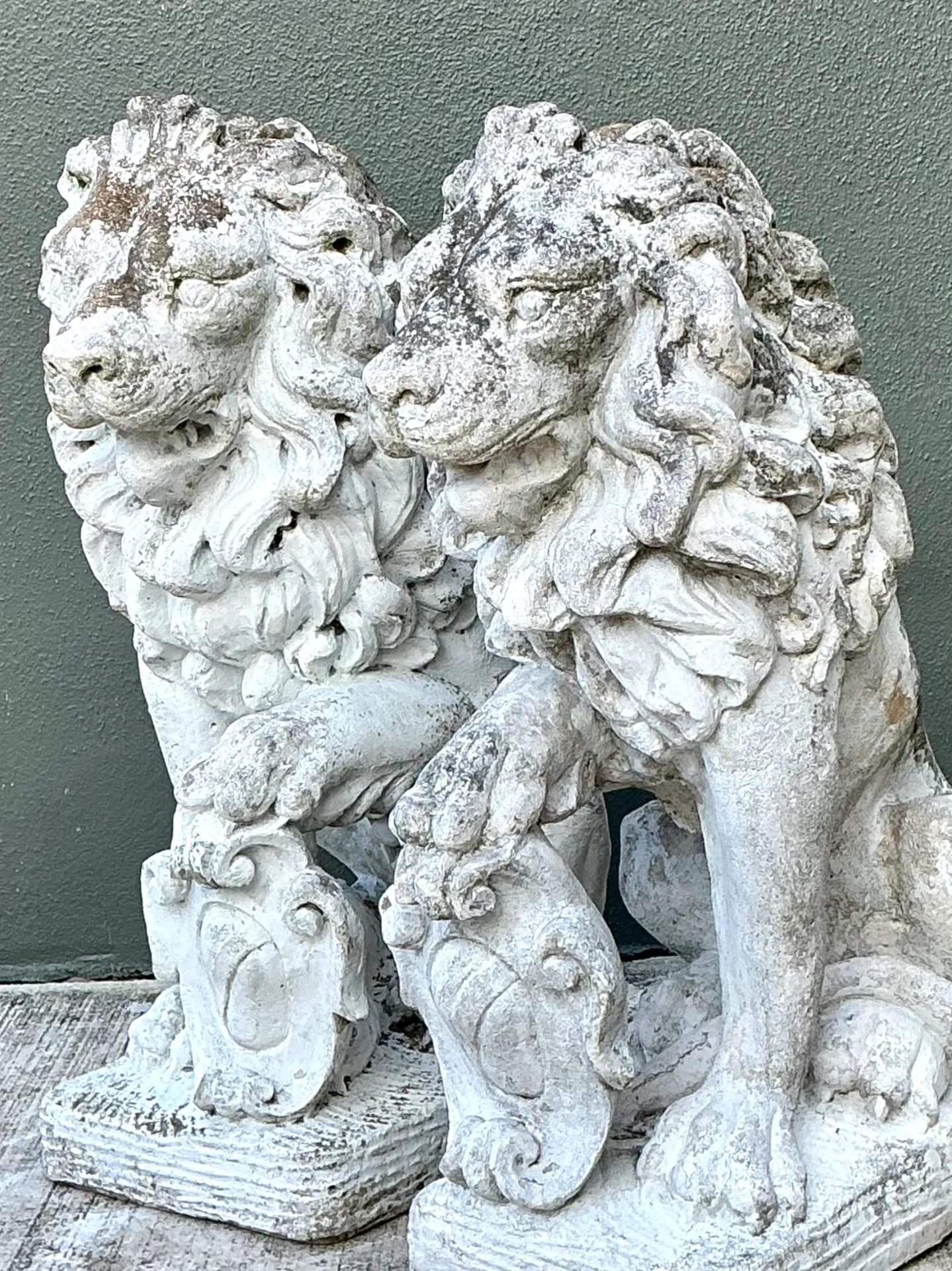 Vintage Italian Cast Cement Lion Statues - A Pair — additional photo 8