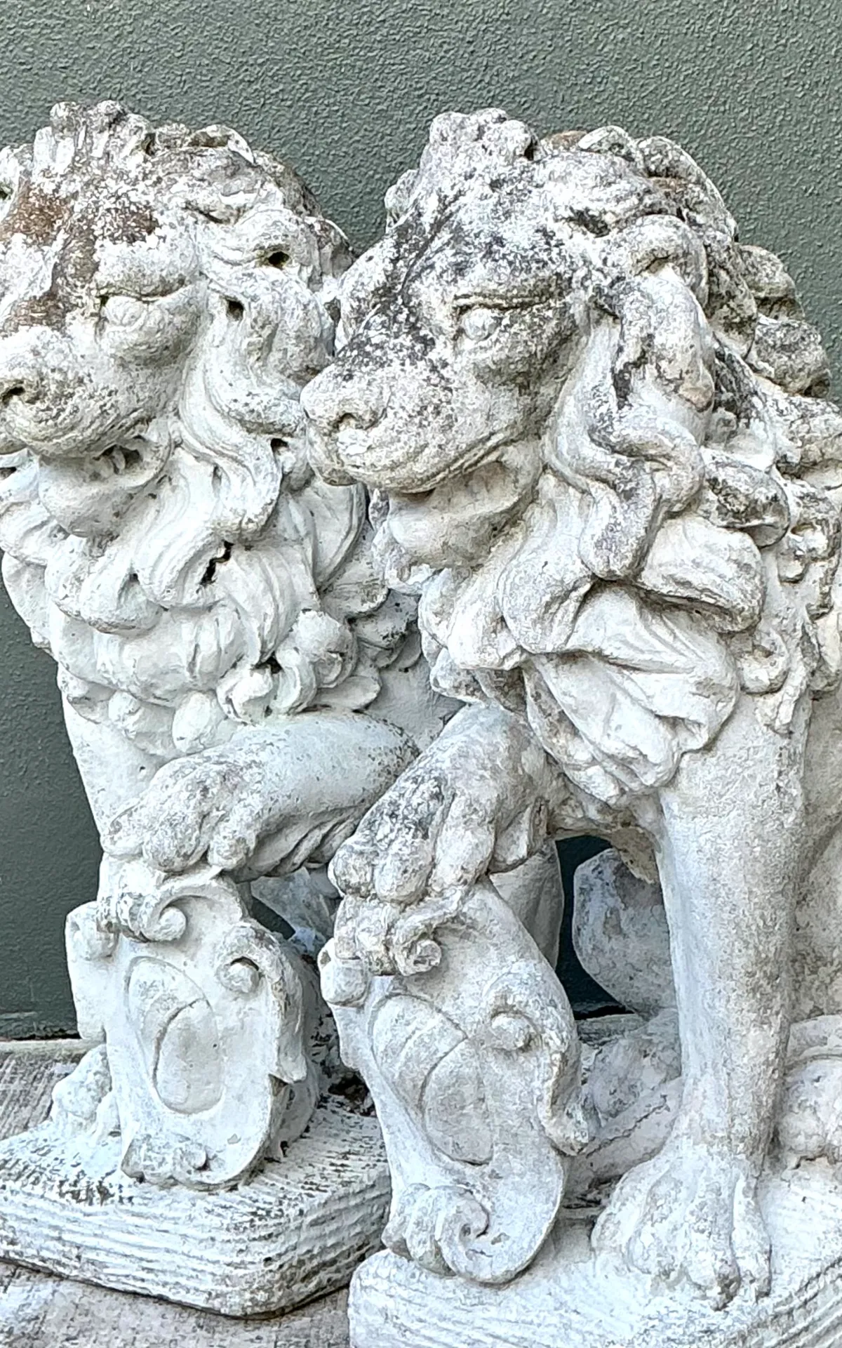 Vintage Italian Cast Cement Lion Statues - A Pair — additional photo 8