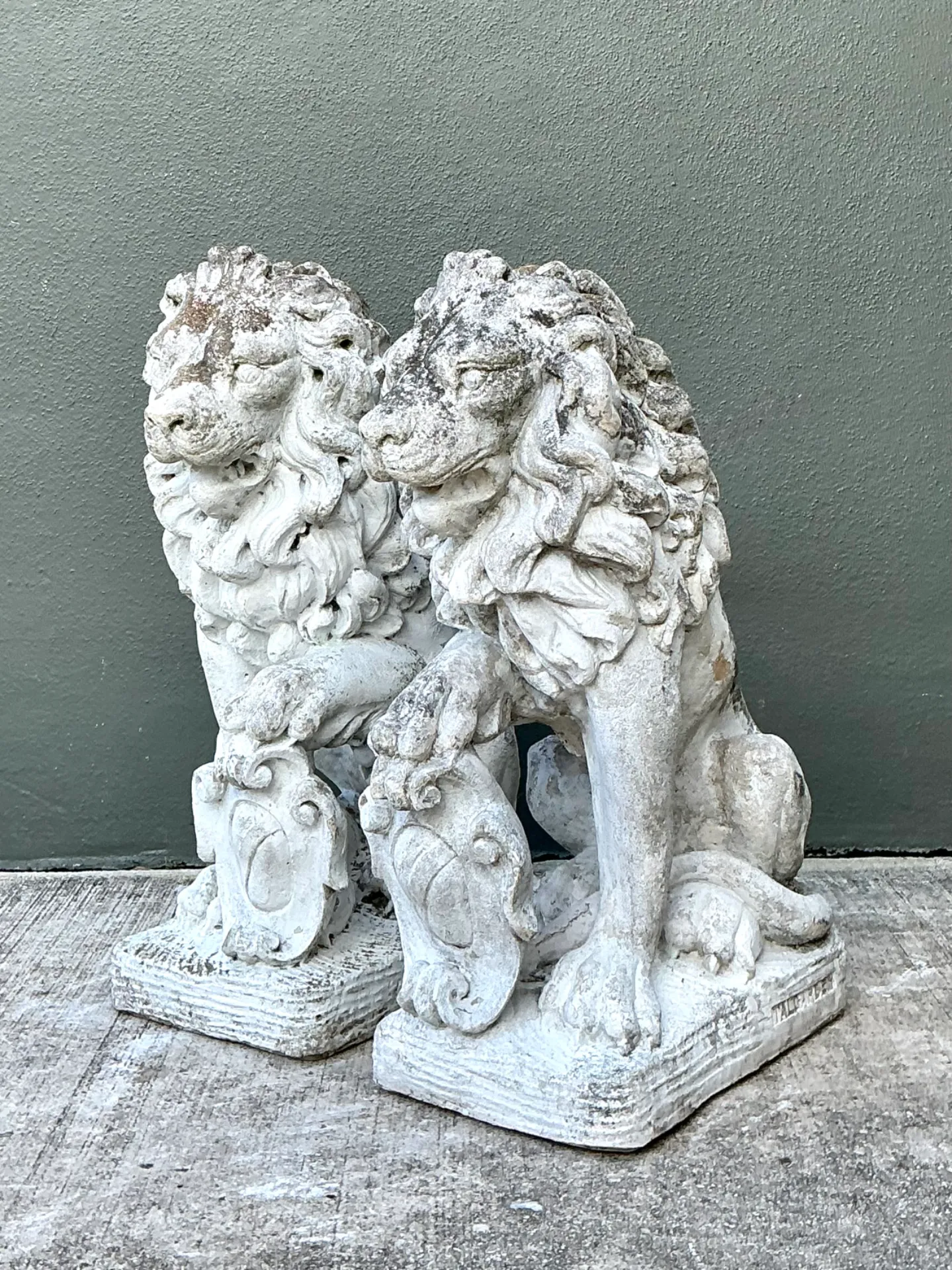 Vintage Italian Cast Cement Lion Statues - A Pair — additional photo 6