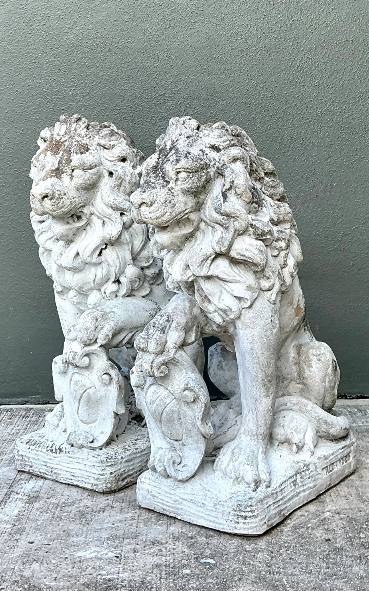 Vintage Italian Cast Cement Lion Statues - A Pair — additional photo 6