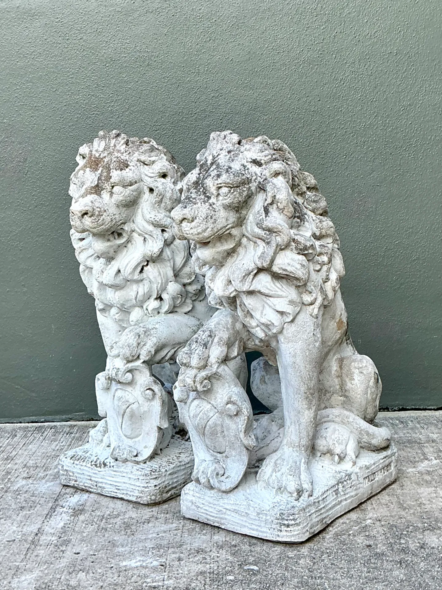 Vintage Italian Cast Cement Lion Statues - A Pair — additional photo 4
