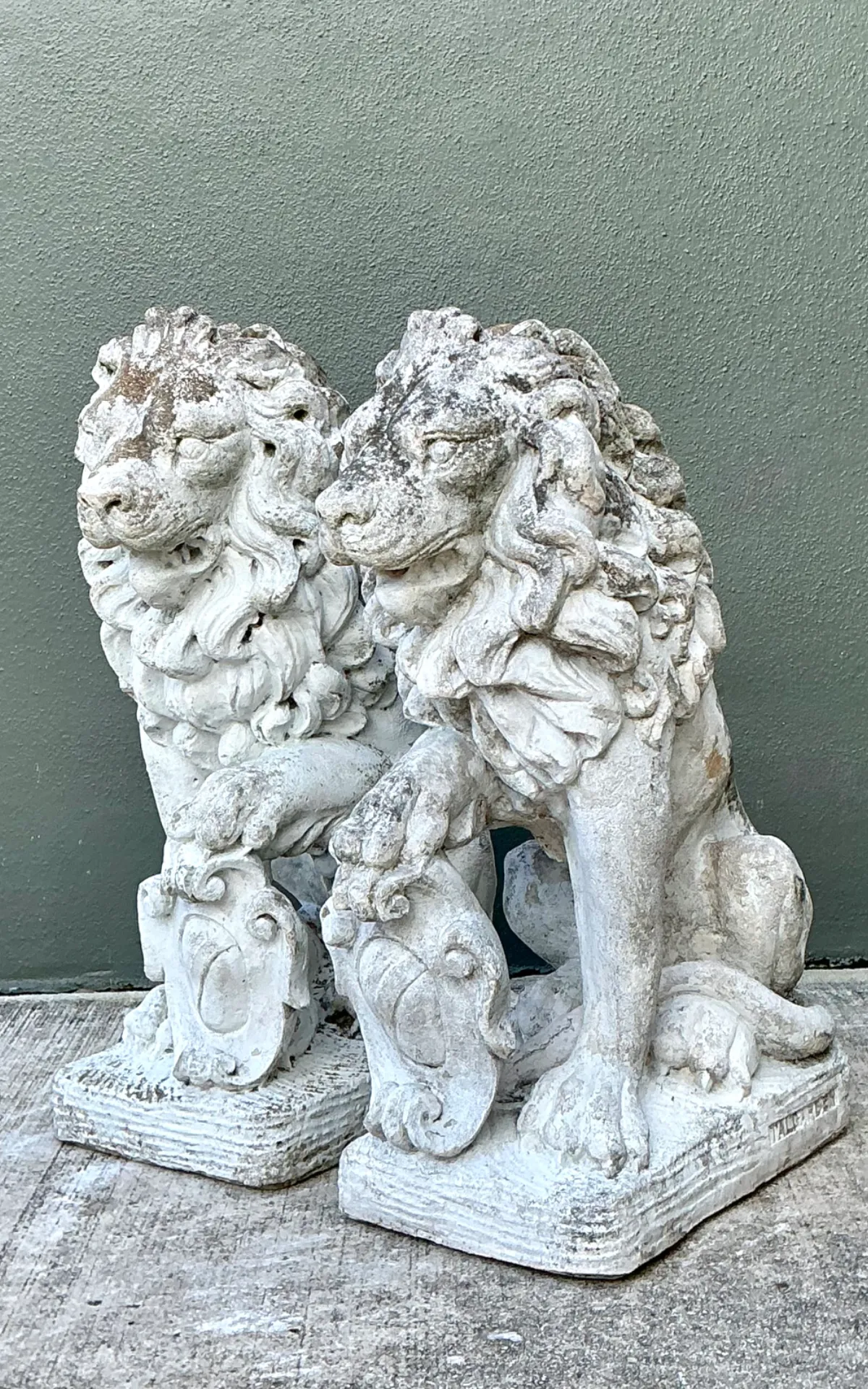 Vintage Italian Cast Cement Lion Statues - A Pair — additional photo 4