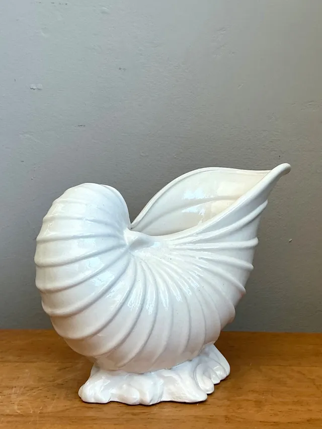 Vintage White Nautilus Form Ceramic Vase — additional photo 4
