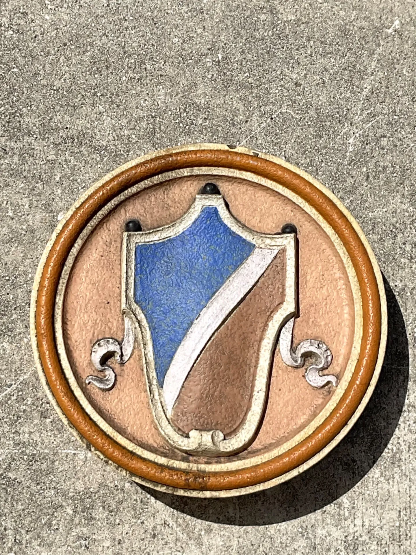 Vintage Round Heraldic Crest Architectural Element — additional photo 7