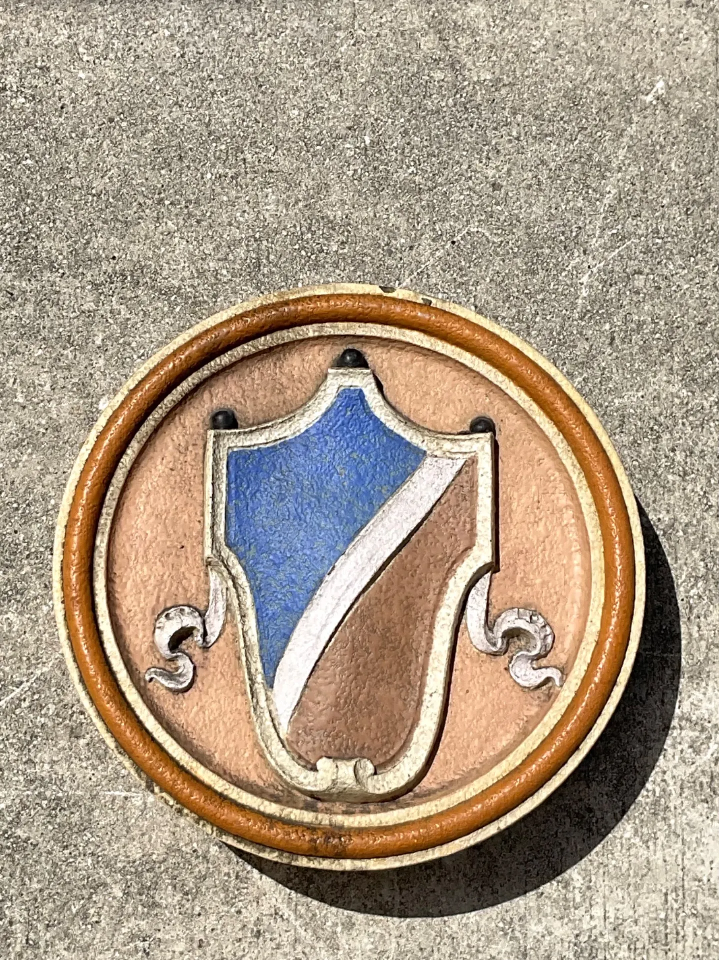 Vintage Round Heraldic Crest Architectural Element — additional photo 4