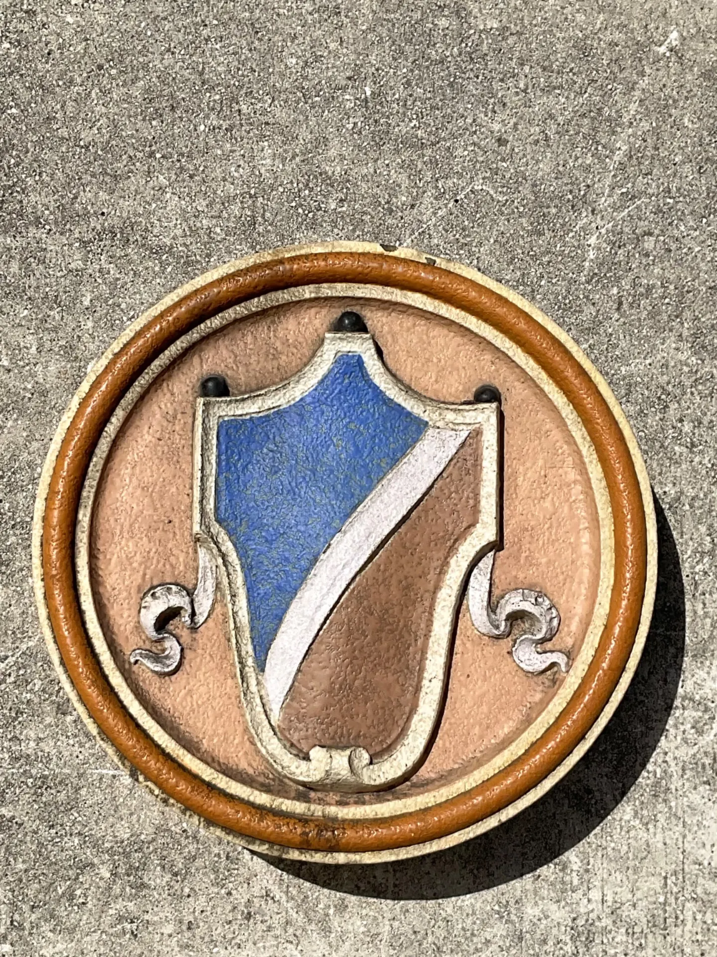 Vintage Round Heraldic Crest Architectural Element — additional photo 3