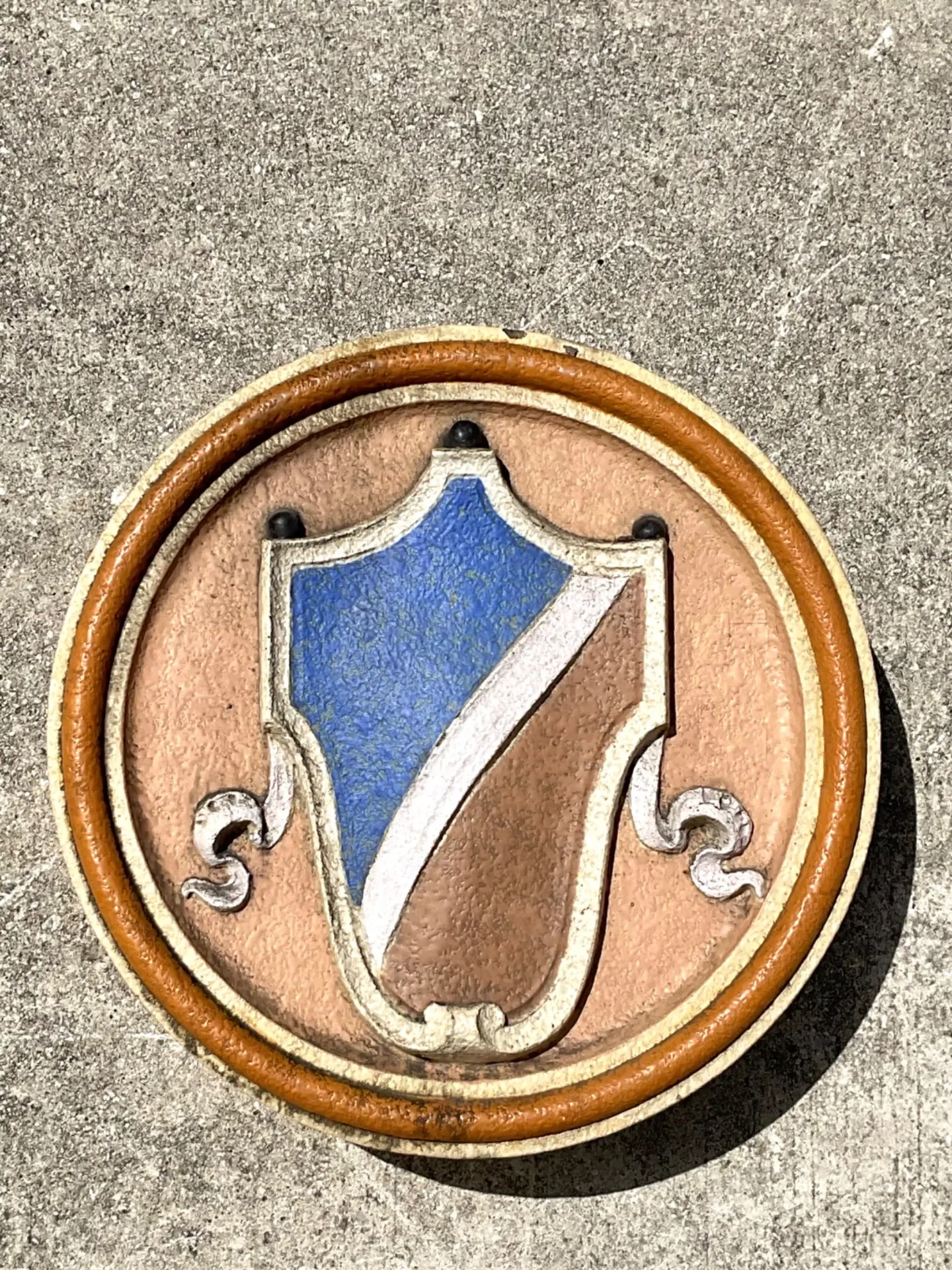 Vintage Round Heraldic Crest Architectural Element — additional photo 8