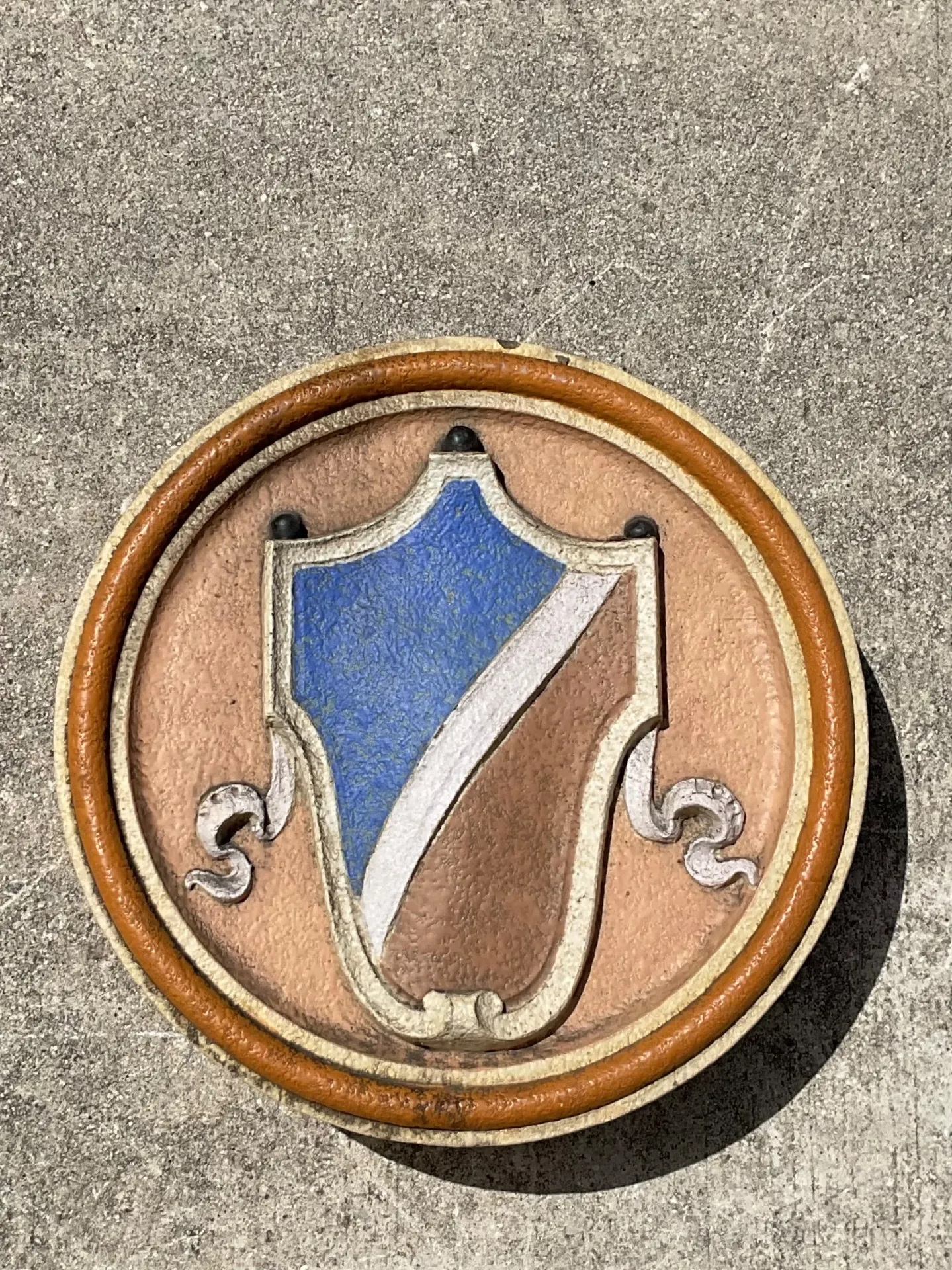 Vintage Round Heraldic Crest Architectural Element — additional photo 6