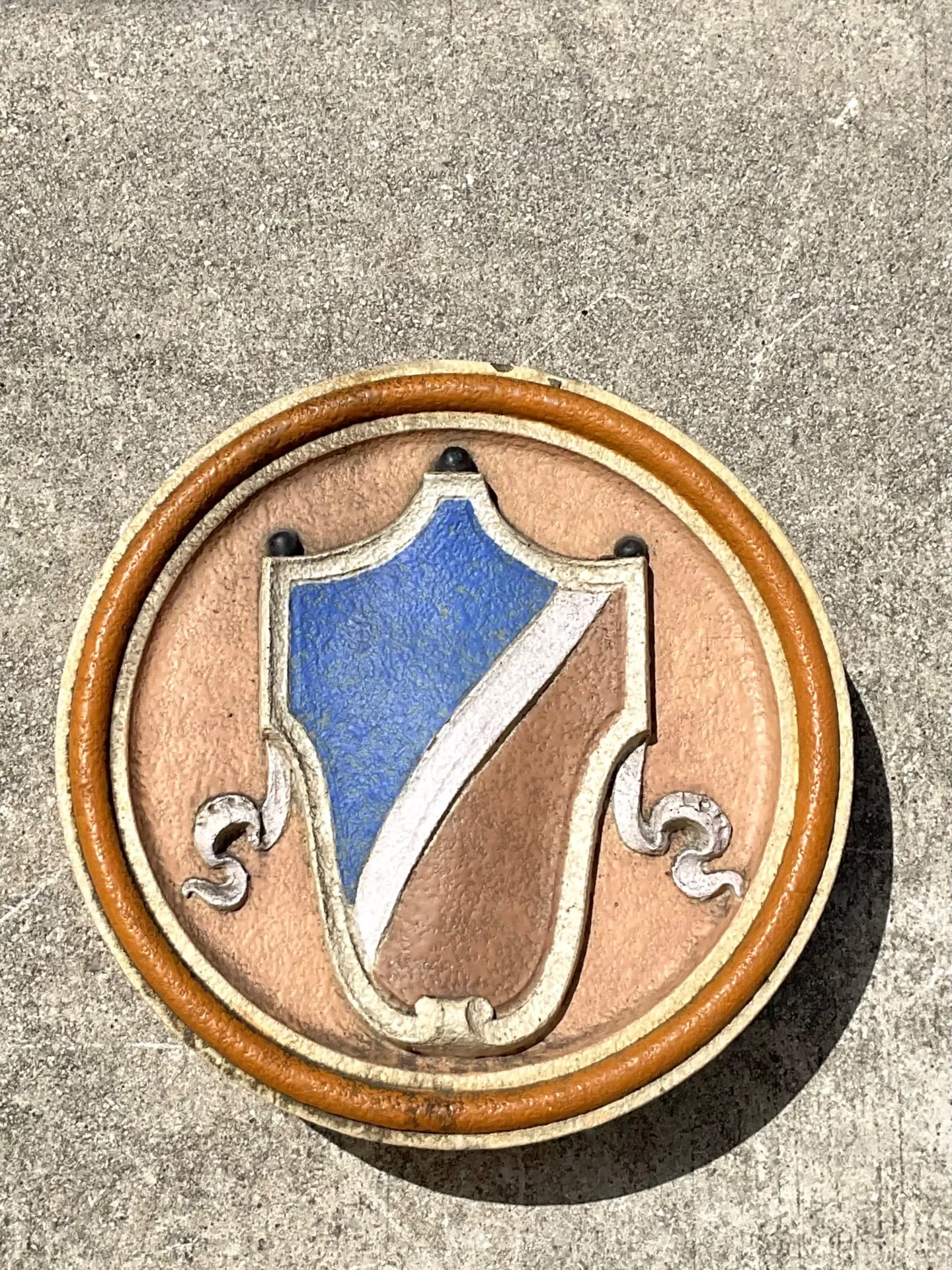 Vintage Round Heraldic Crest Architectural Element — additional photo 5