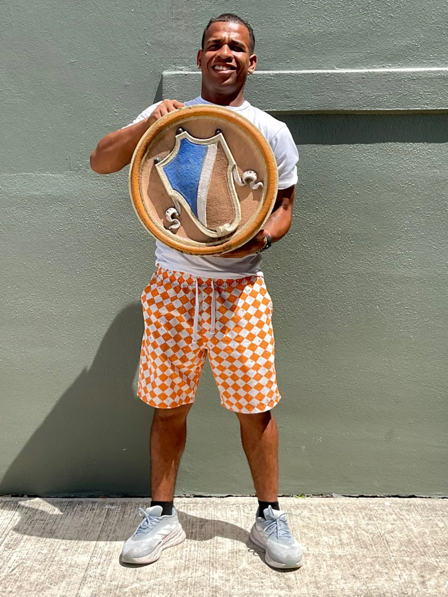 Vintage Round Heraldic Crest Architectural Element — additional photo 1