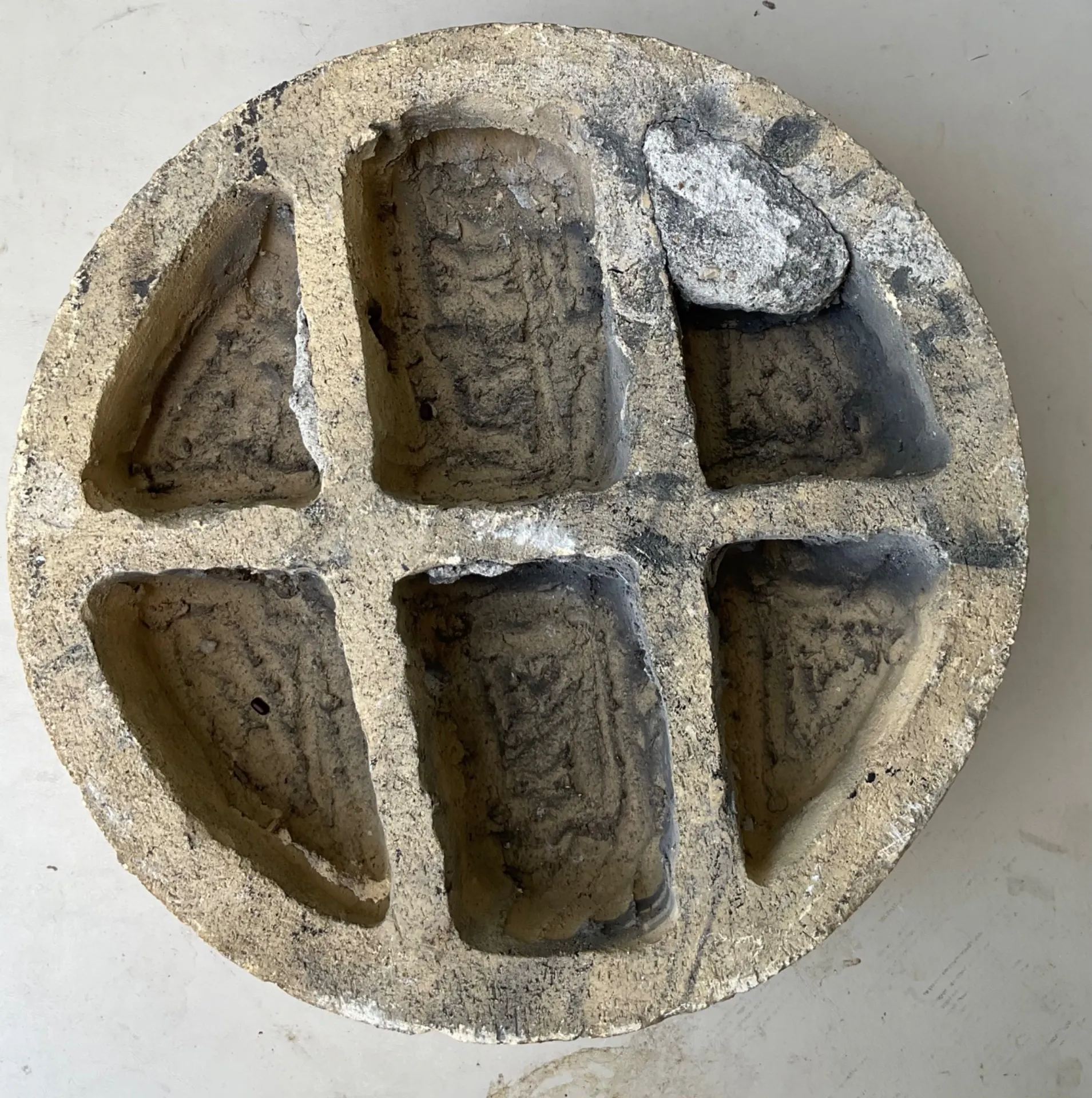 Vintage Round Heraldic Crest Architectural Element — additional photo 2