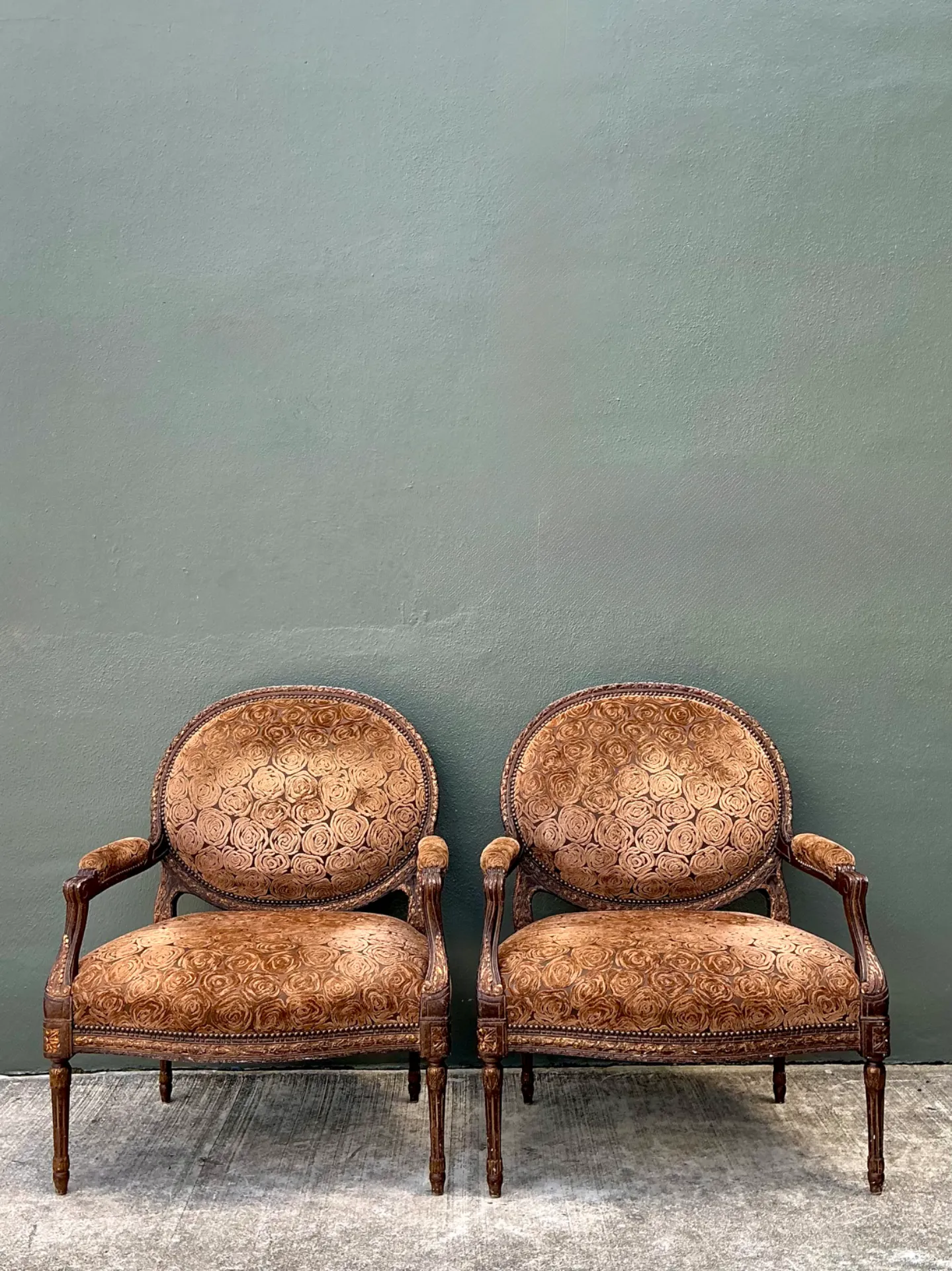 Vintage Isenhour Carved Fauteuil Armchairs - Pair — additional photo 3