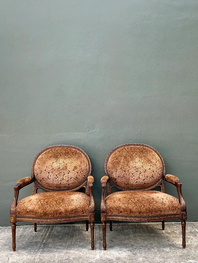 Vintage Isenhour Carved Fauteuil Armchairs - Pair — additional photo 1