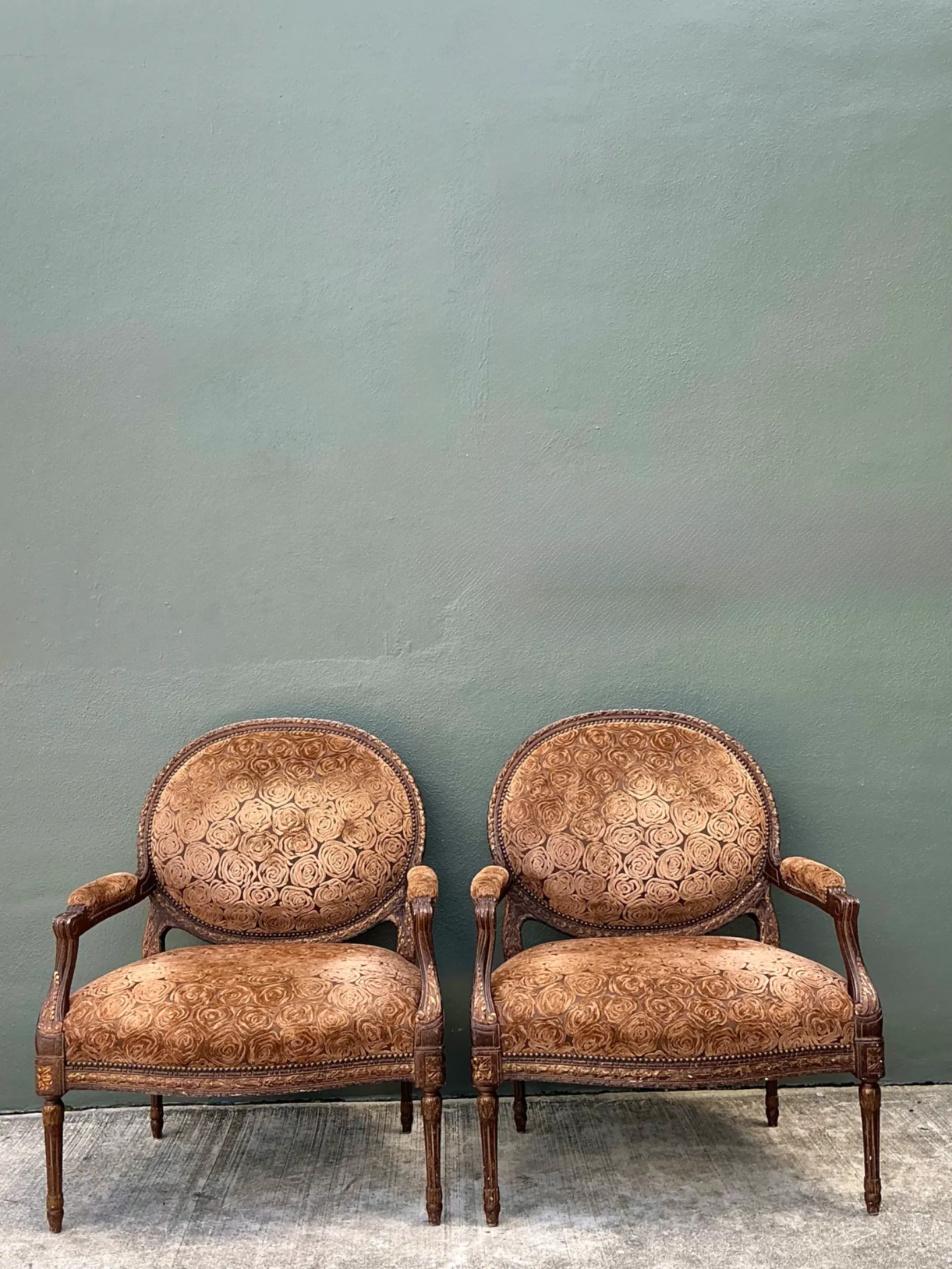 Vintage Isenhour Carved Fauteuil Armchairs - Pair — additional photo 5
