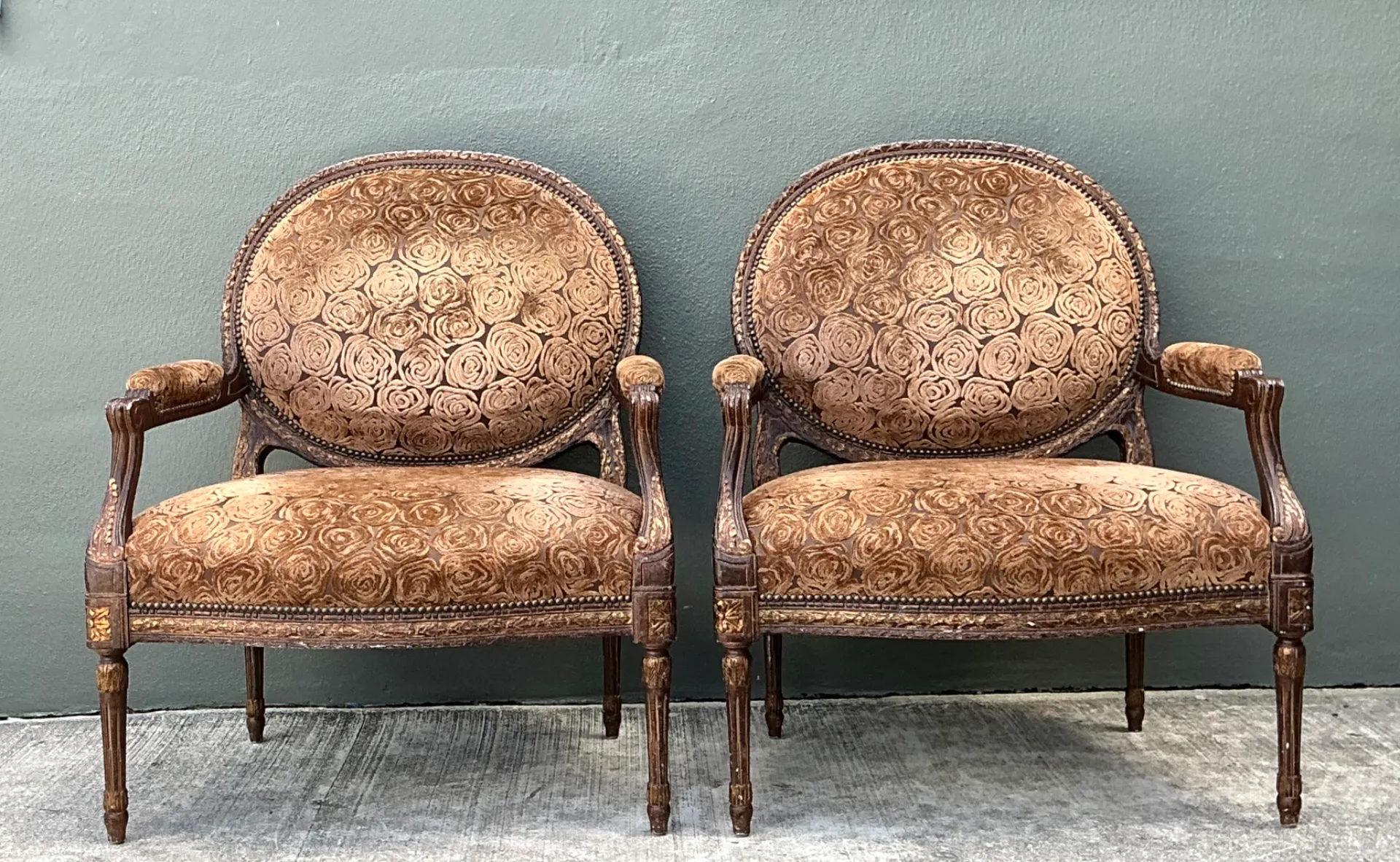 Vintage Isenhour Carved Fauteuil Armchairs - Pair — additional photo 7