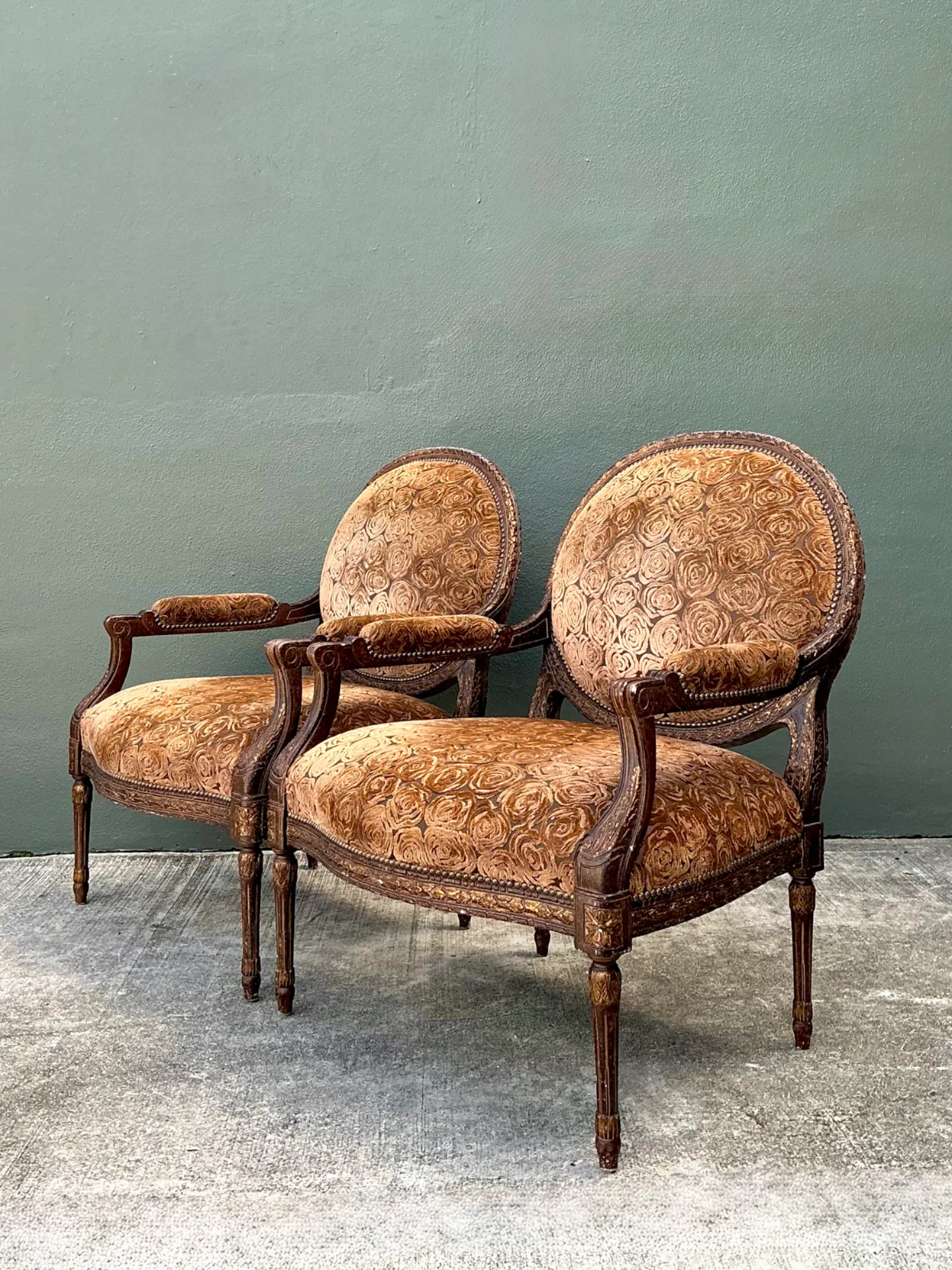 Vintage Isenhour Carved Fauteuil Armchairs - Pair — additional photo 2