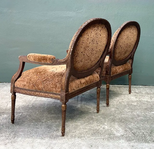 Vintage Isenhour Carved Fauteuil Armchairs - Pair — additional photo 4