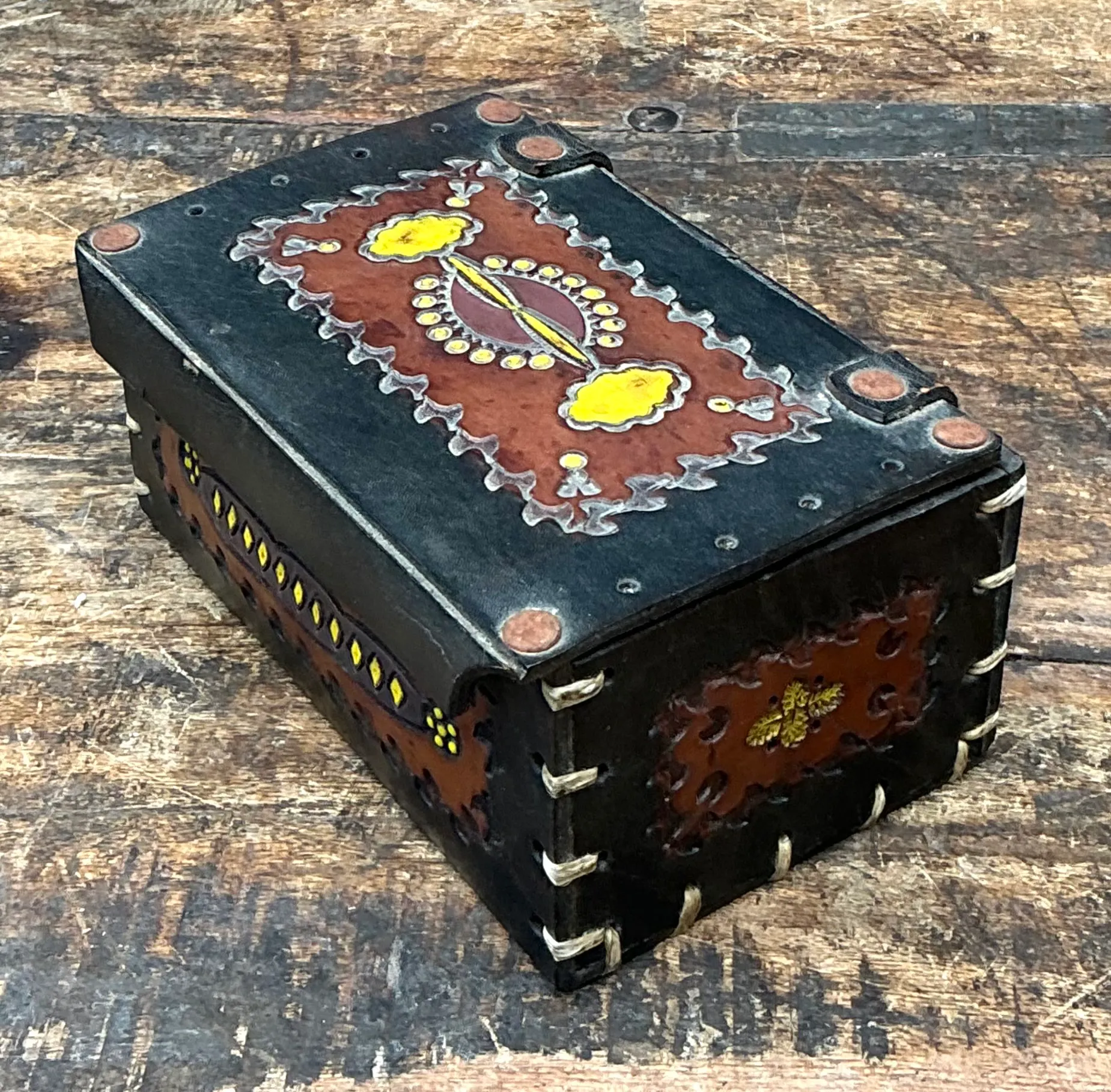 Vintage Handcrafted Leather Trinket Box — additional photo 4