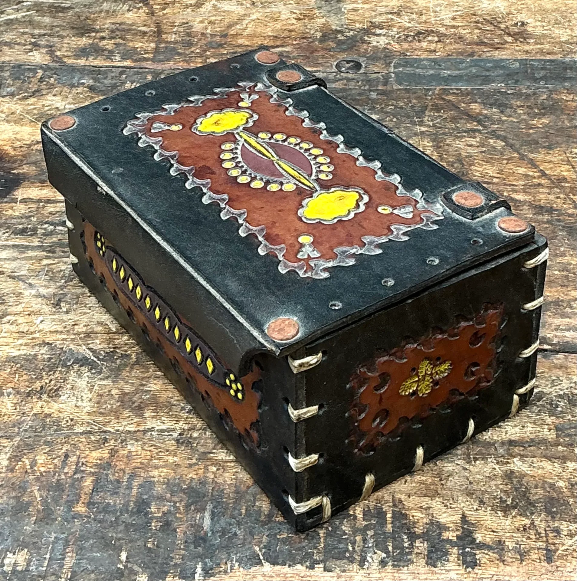 Vintage Handcrafted Leather Trinket Box — additional photo 5