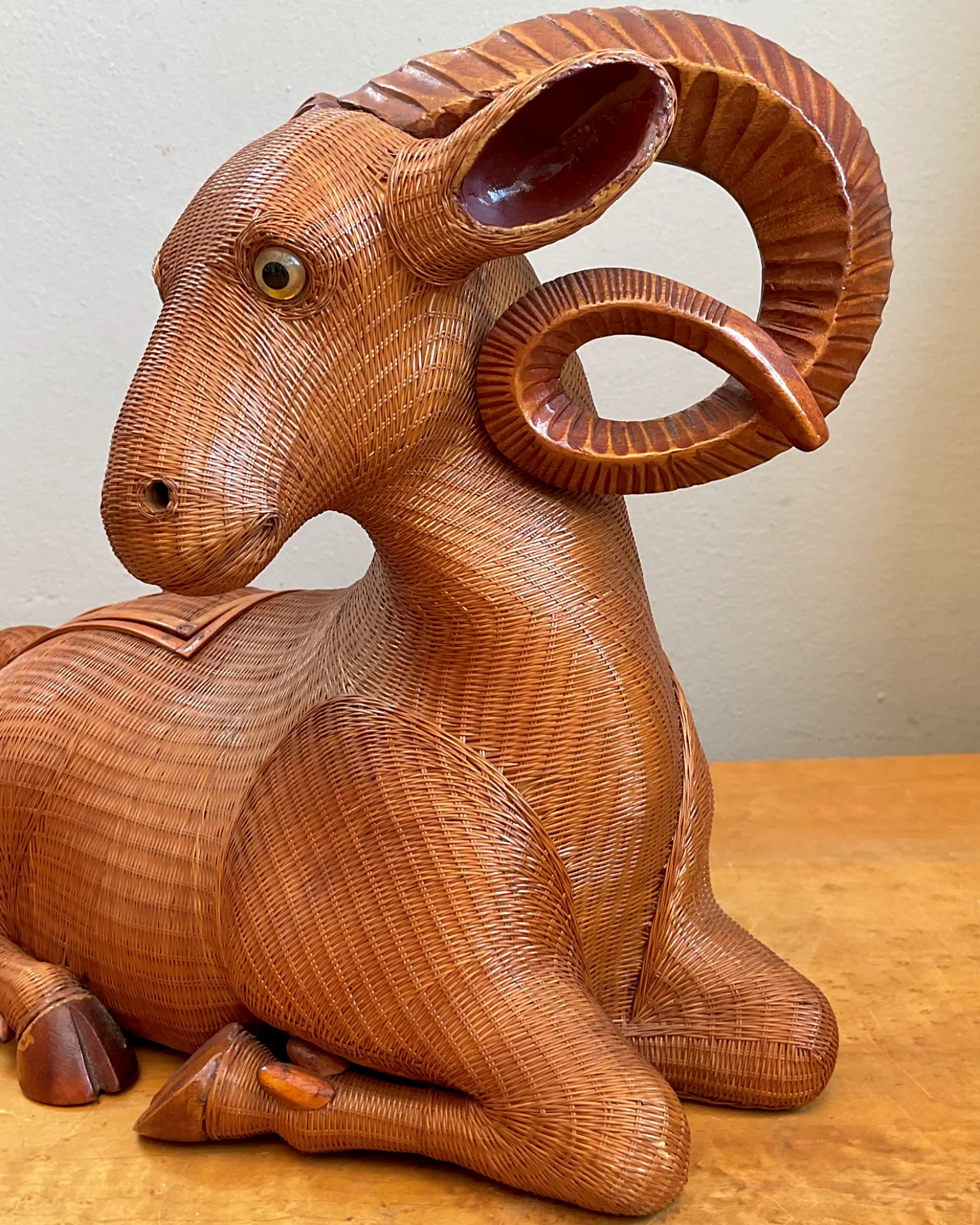 Vintage Shanghai Weave Curly Horn Ram Box — additional photo 1