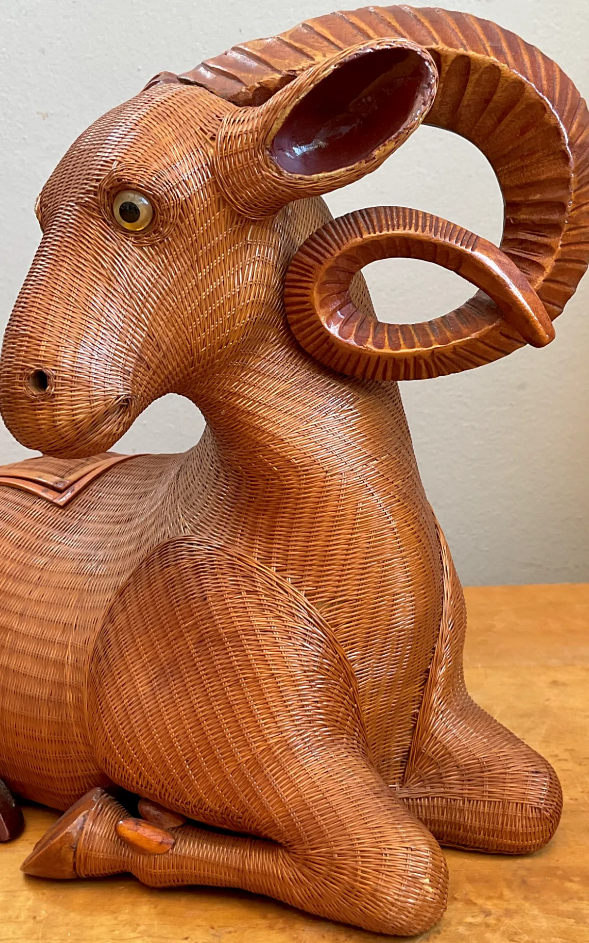 Vintage Shanghai Weave Curly Horn Ram Box