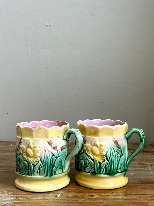 Vintage Scalloped Majolica Flower Mugs — additional photo 2