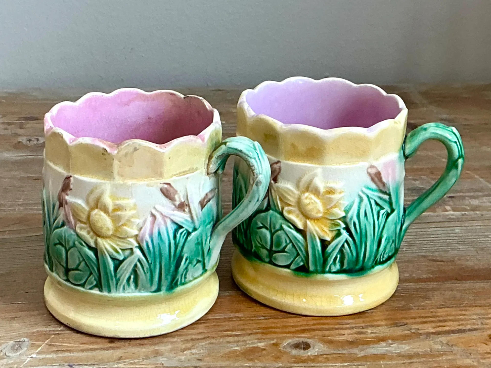 Vintage Scalloped Majolica Flower Mugs — additional photo 1