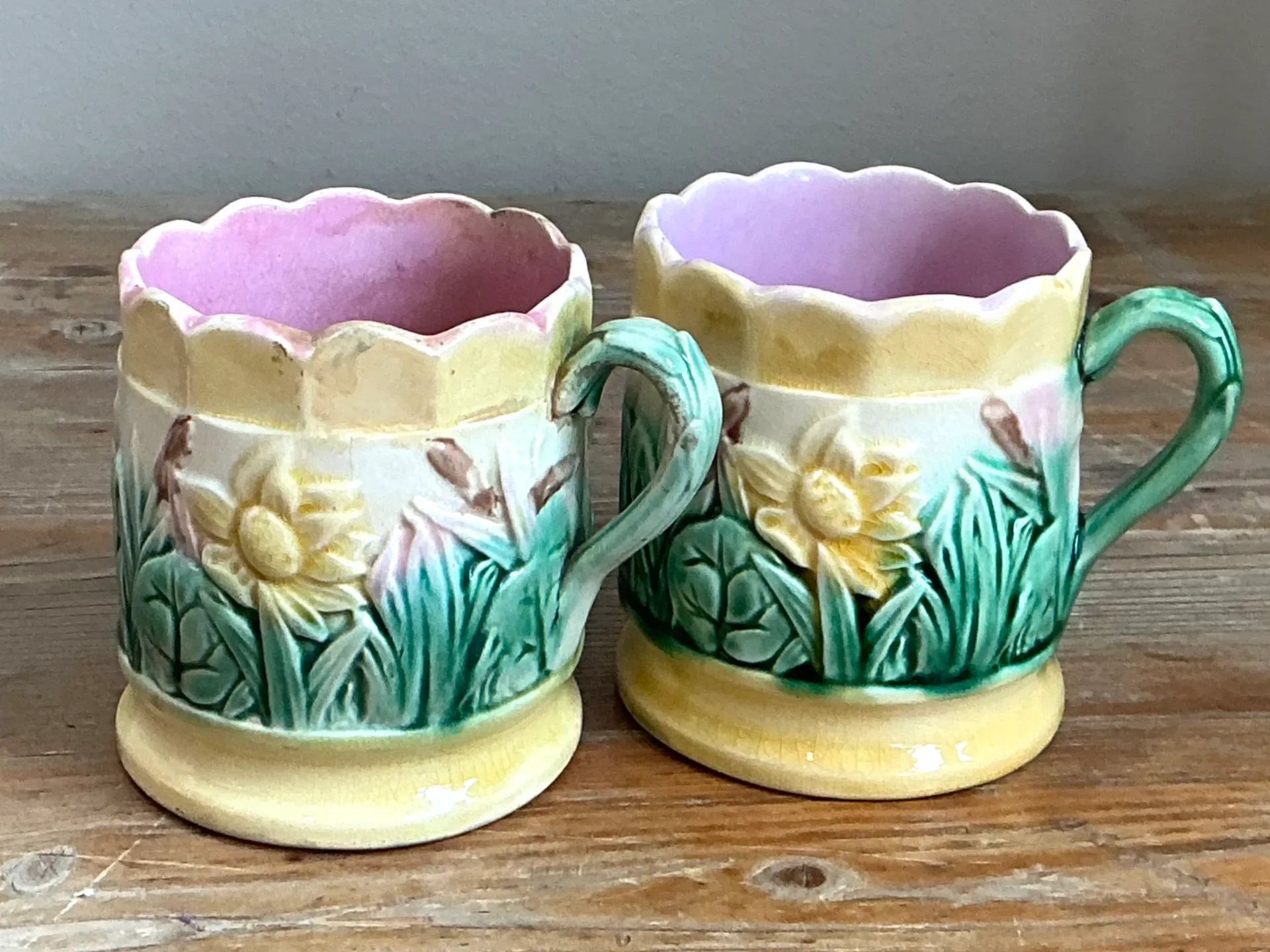 Vintage Scalloped Majolica Flower Mugs — additional photo 3