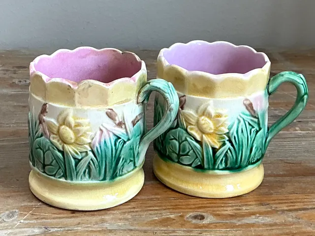 Vintage Scalloped Majolica Flower Mugs — additional photo 3