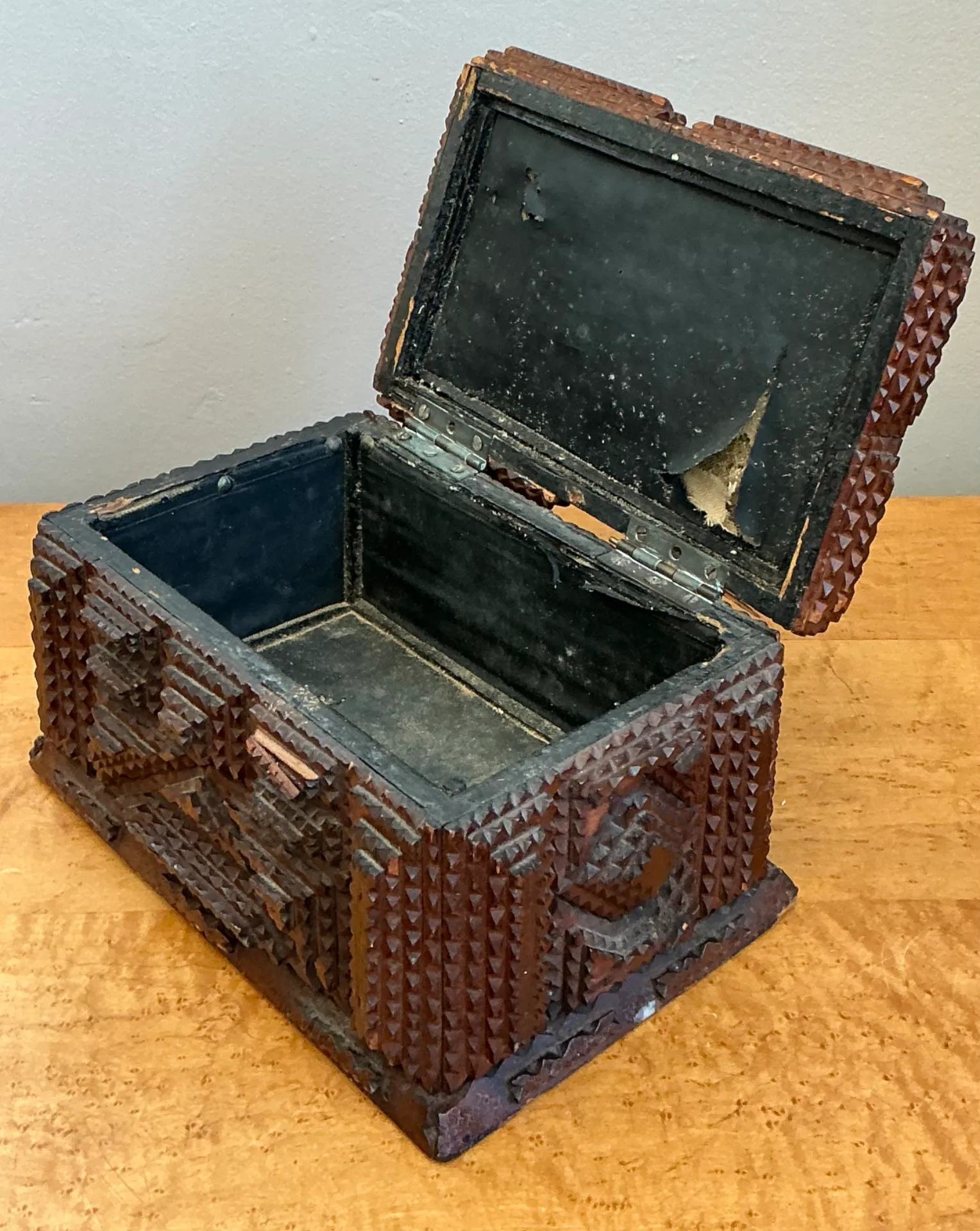 Vintage Tramp Art Wood  Box — additional photo 4