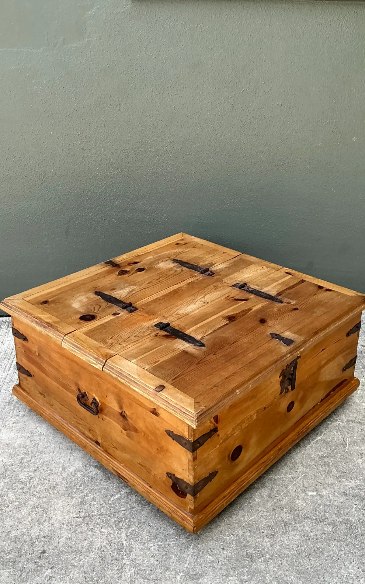 Vintage Rustic Wood Storage Coffee Table — additional photo 1