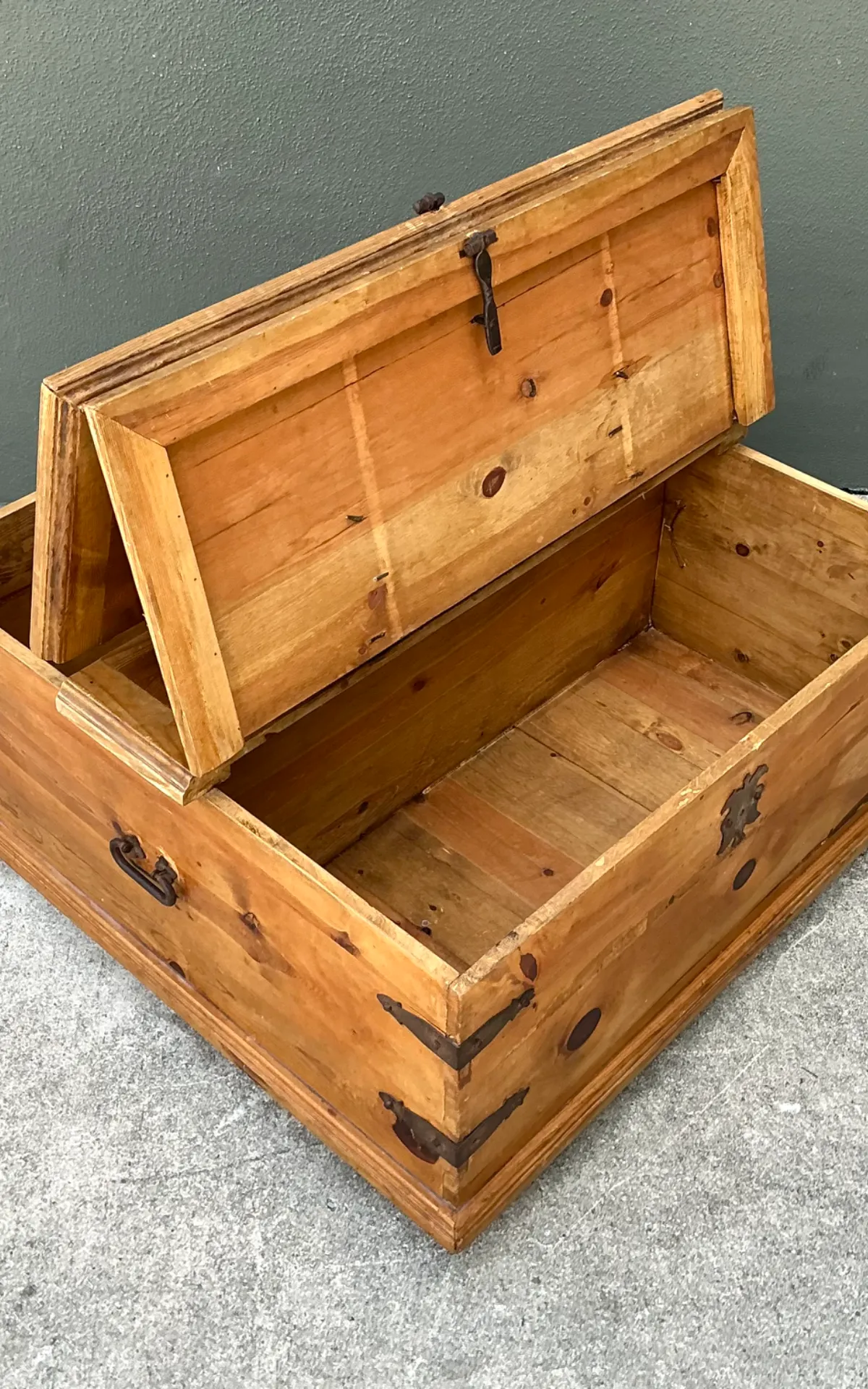 Vintage Rustic Wood Storage Coffee Table — additional photo 7