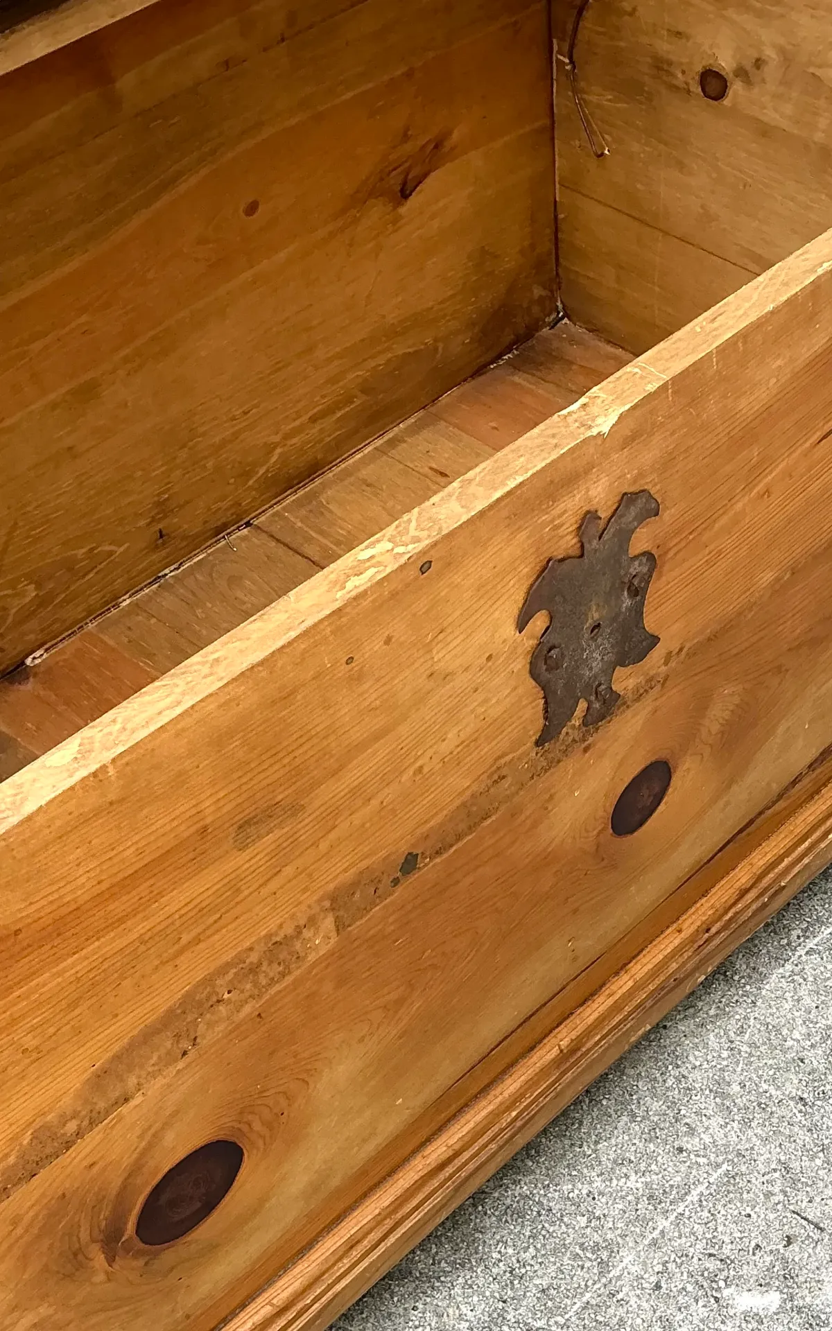 Vintage Rustic Wood Storage Coffee Table — additional photo 2