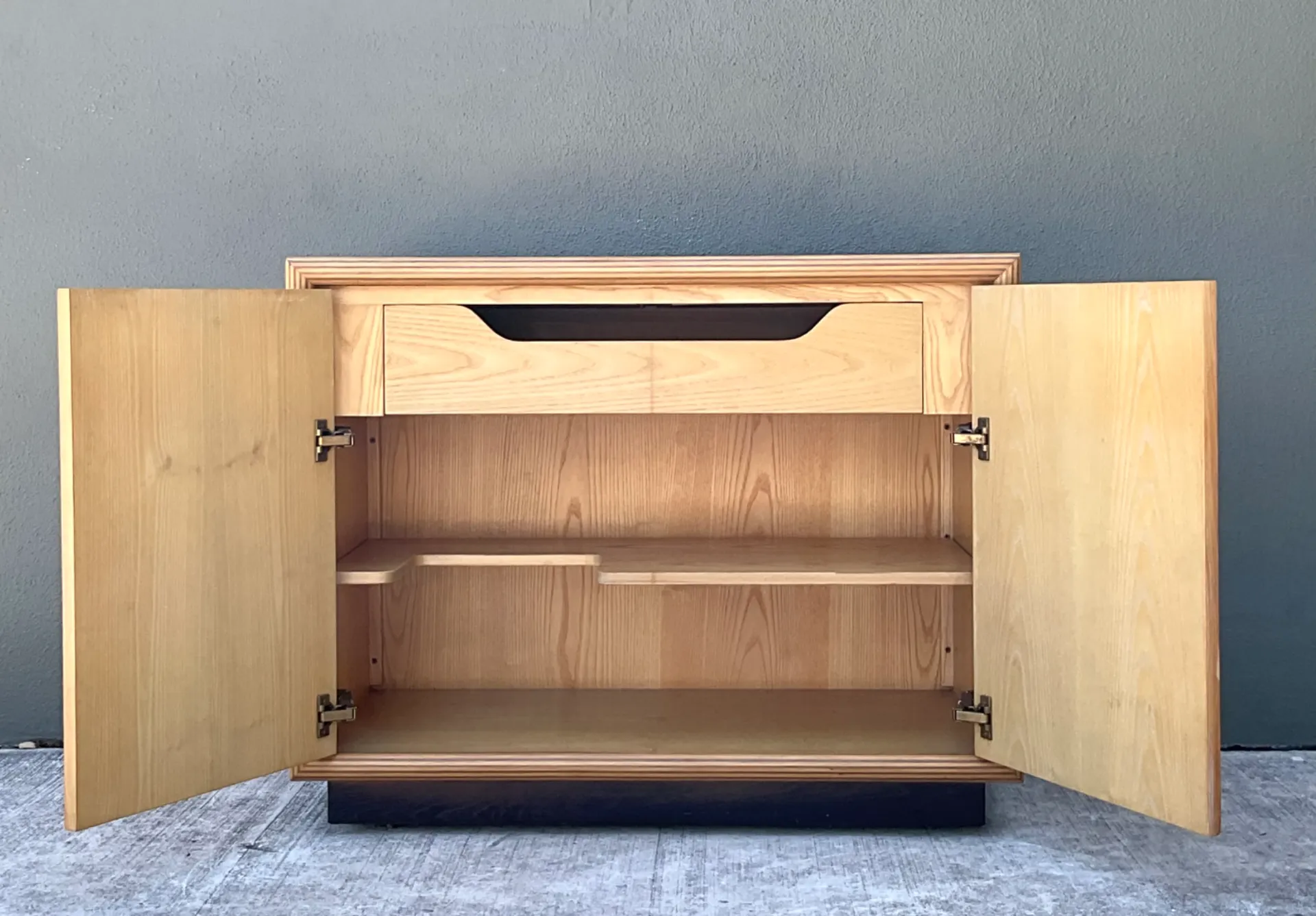 Vintage Henredon Modernist Two Door Burl Wood Server — additional photo 7