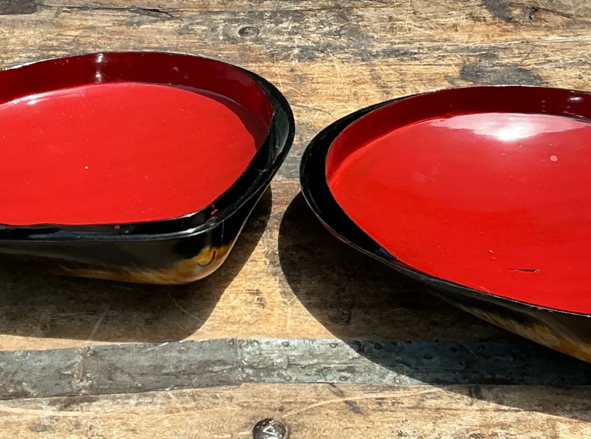 Vintage Lacquered Clam Shell Box — additional photo 3
