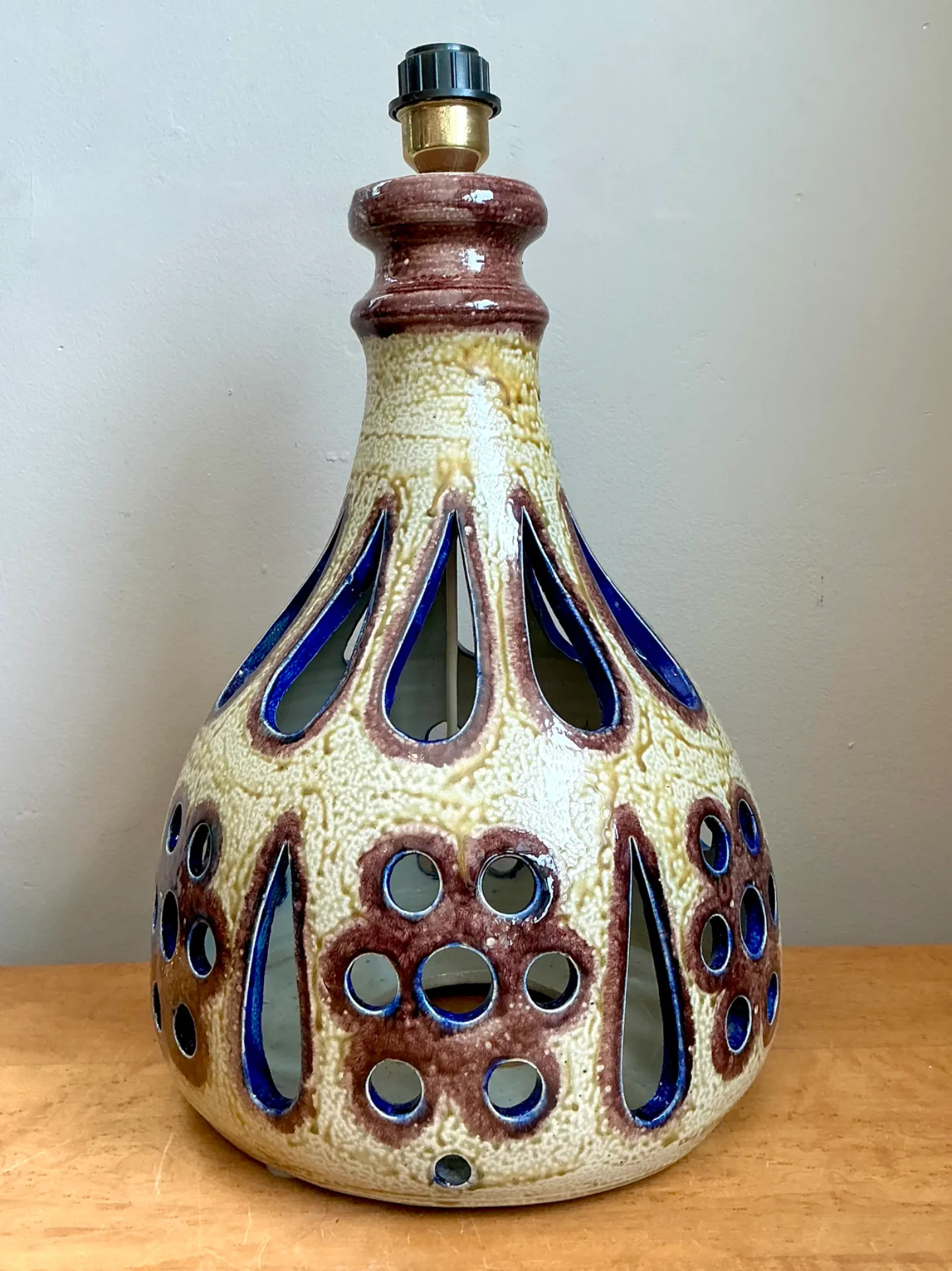 Vintage MCM Pierced Ceramic Table Lamp — additional photo 7
