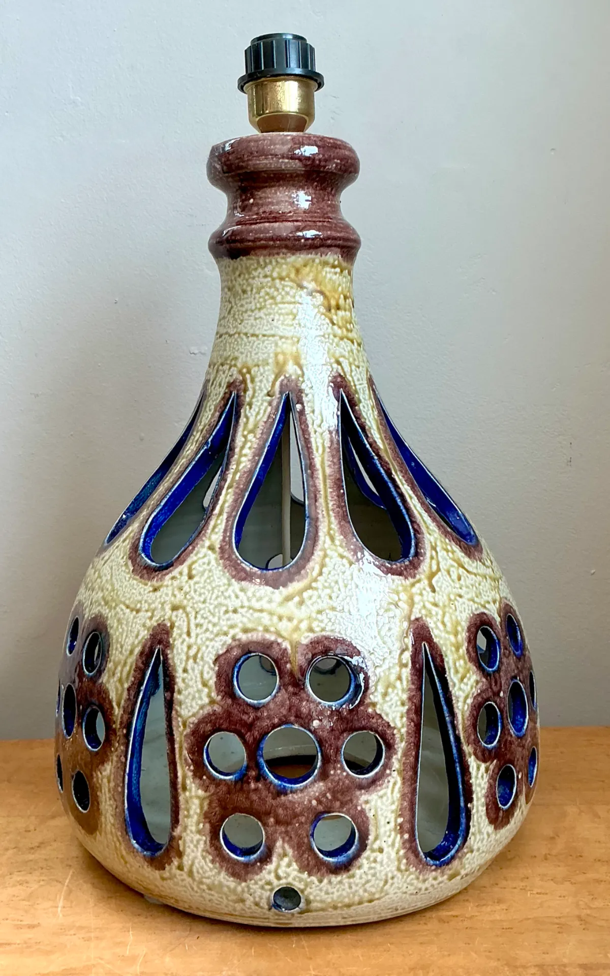 Vintage MCM Pierced Ceramic Table Lamp — additional photo 7