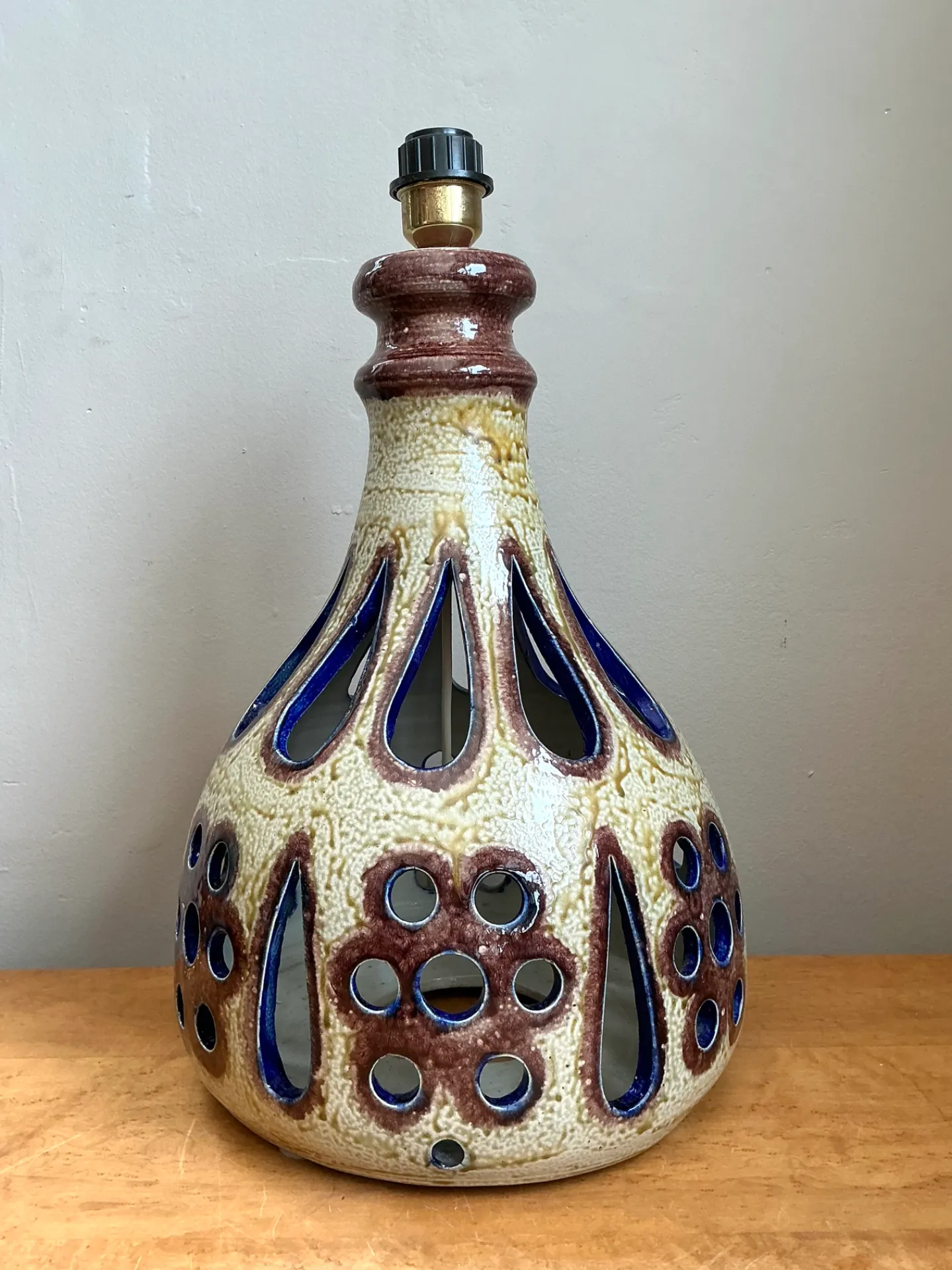 Vintage MCM Pierced Ceramic Table Lamp — additional photo 5