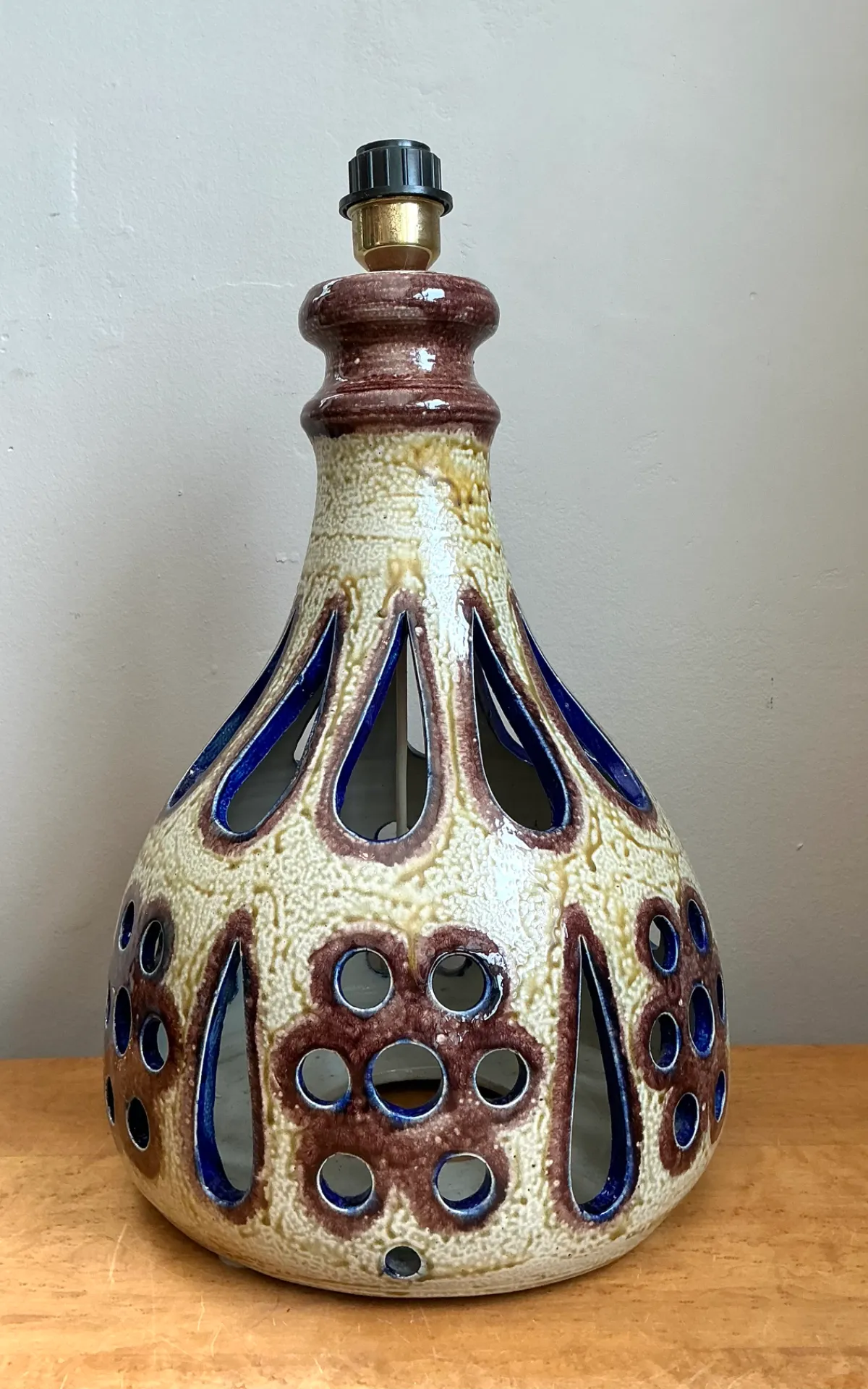 Vintage MCM Pierced Ceramic Table Lamp — additional photo 5
